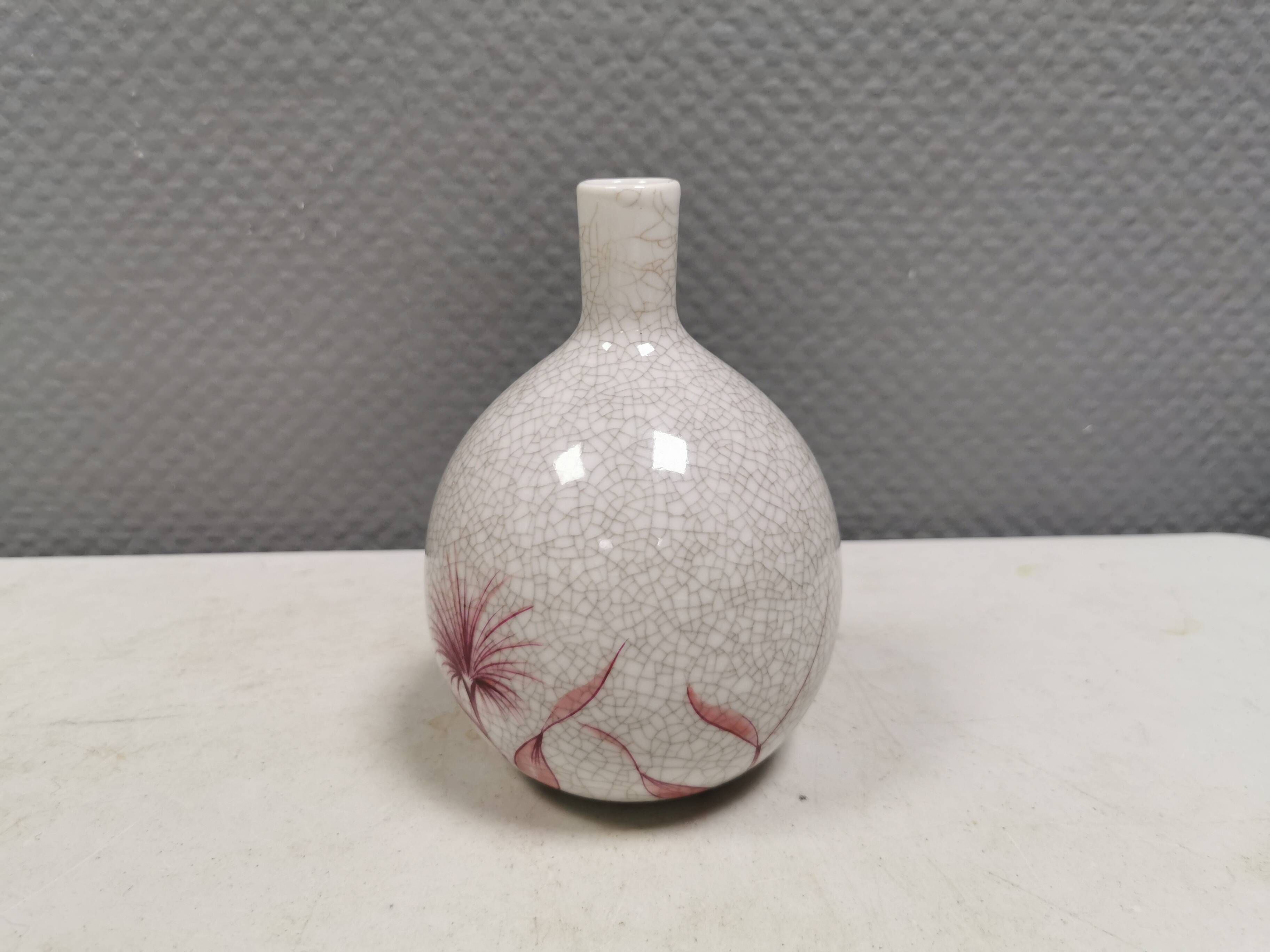A vase in crackled porcelain with pink decoration. Germany 1930s