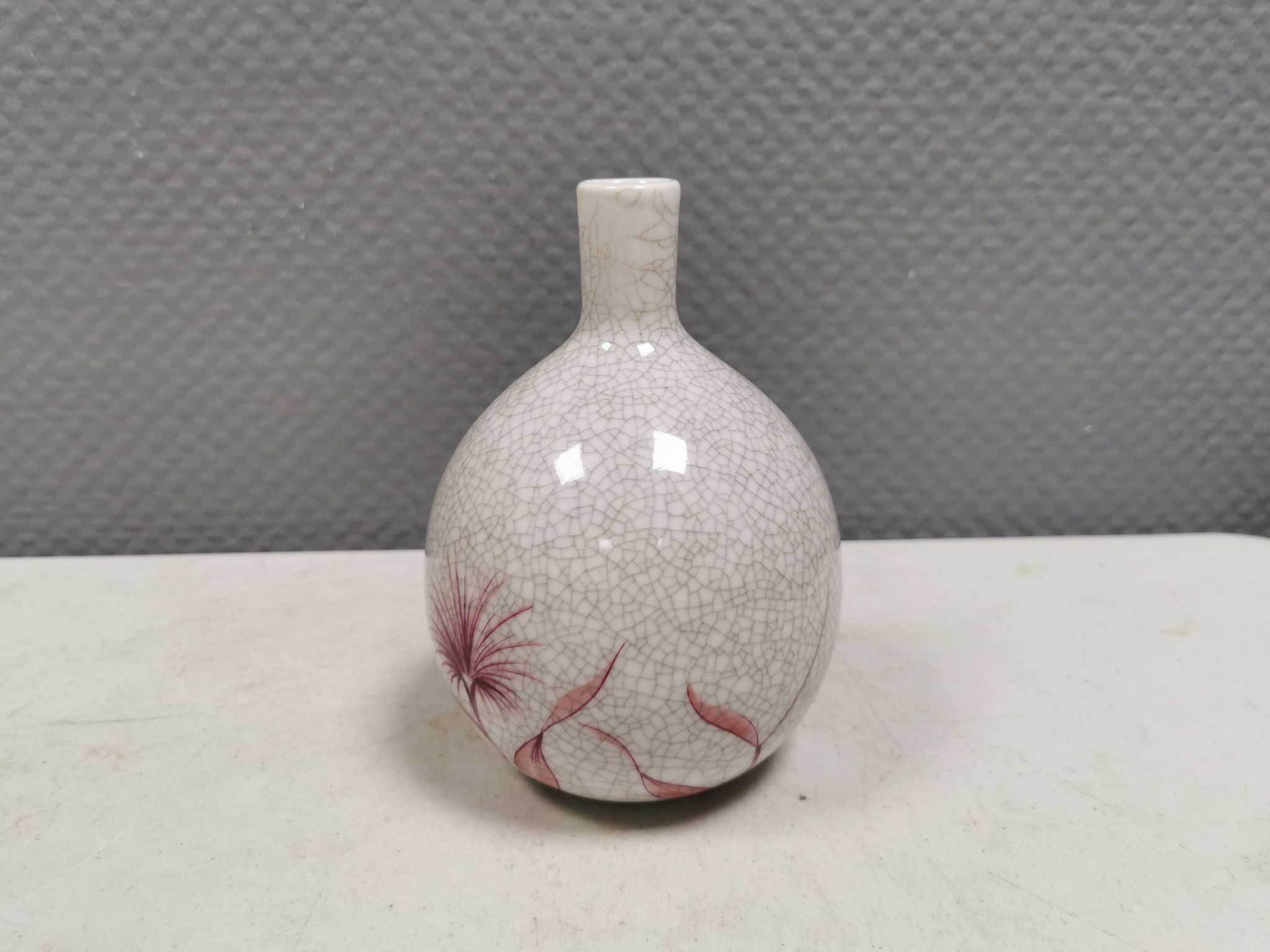 A vase in crackled porcelain with pink decoration. Germany 1930s
