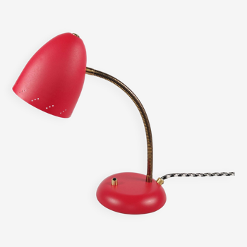 Lampe de bureau / lampe de table à col de cygne rouge et laiton vintage hollandais des années 1950 avec abat-jour percé