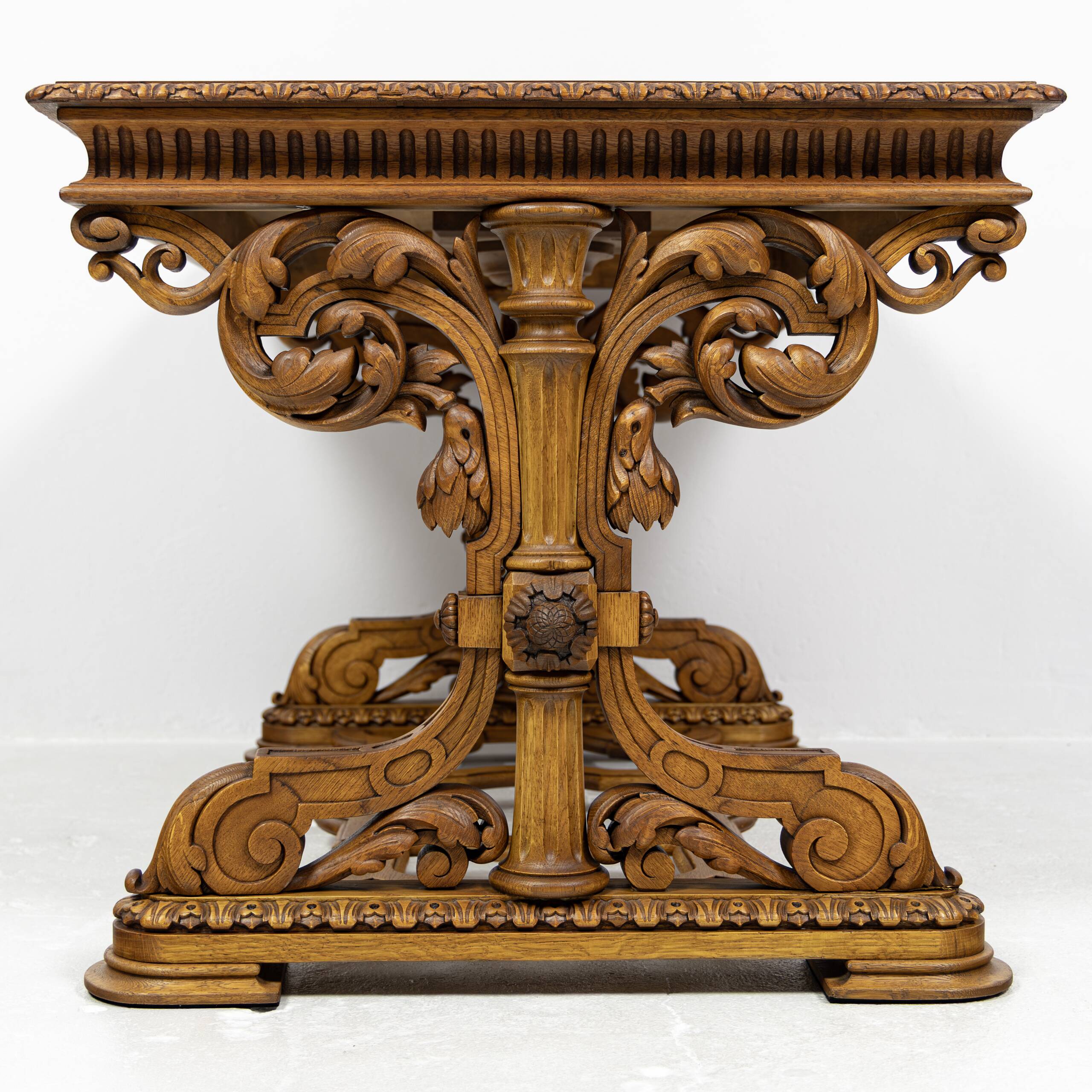 Table de bureau Néorenaissance en chêne 1880-1900