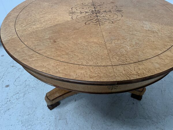 Table a manger de style Charles X en placage de bois d'érable XX siècle