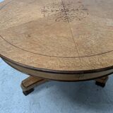 Table a manger de style Charles X en placage de bois d'érable XX siècle
