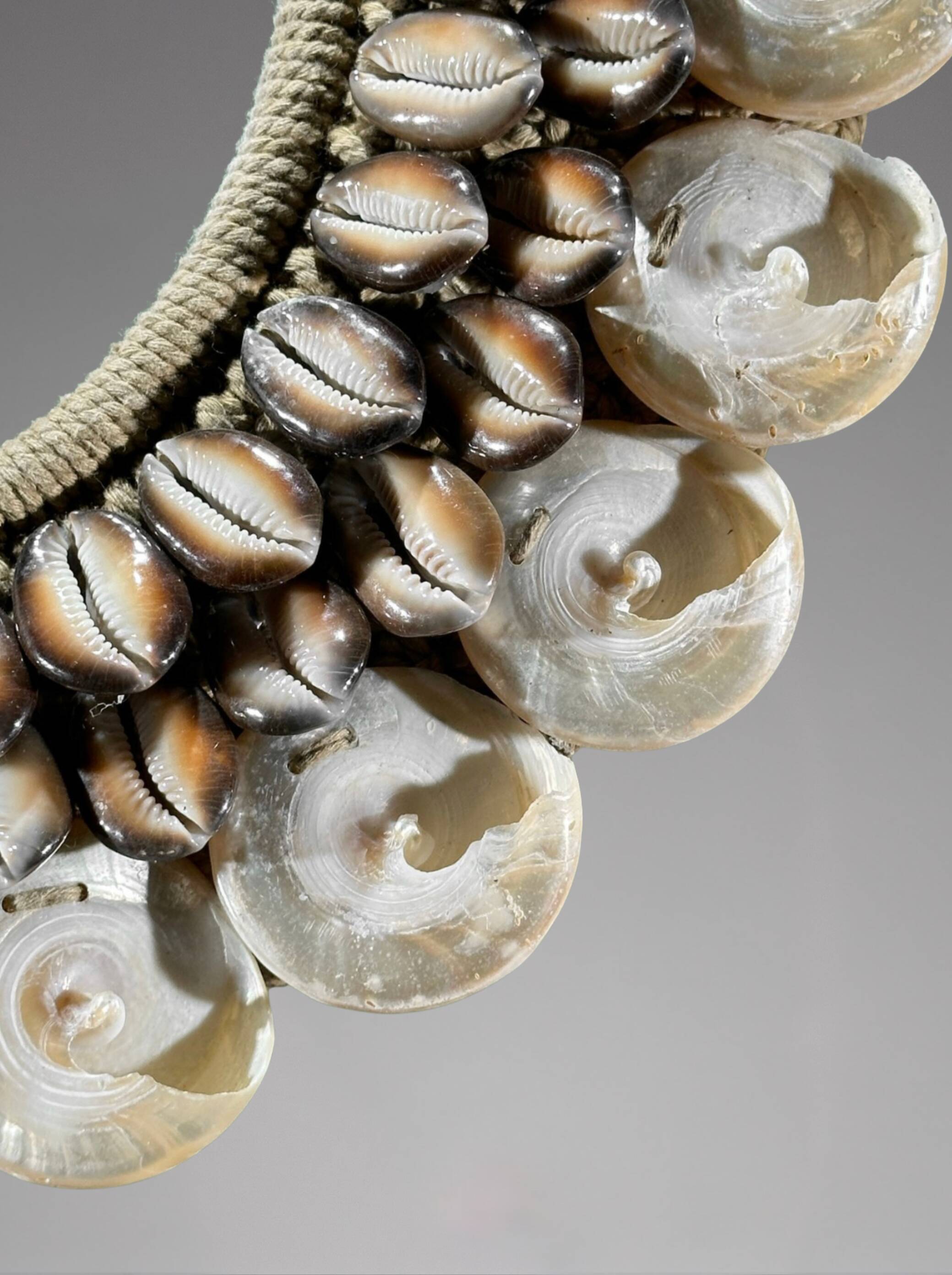 Ornement ethnique décoratif en coquillages – Océanie