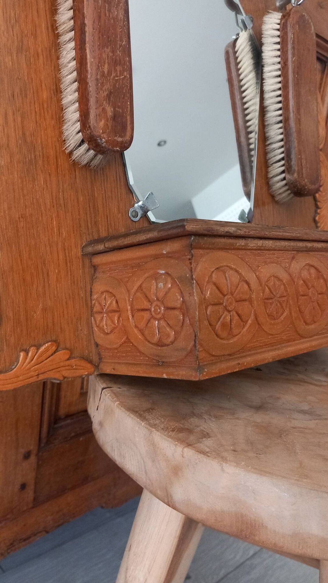 Vintage oak entrance mirror and its brushes - 1940s / 1950s