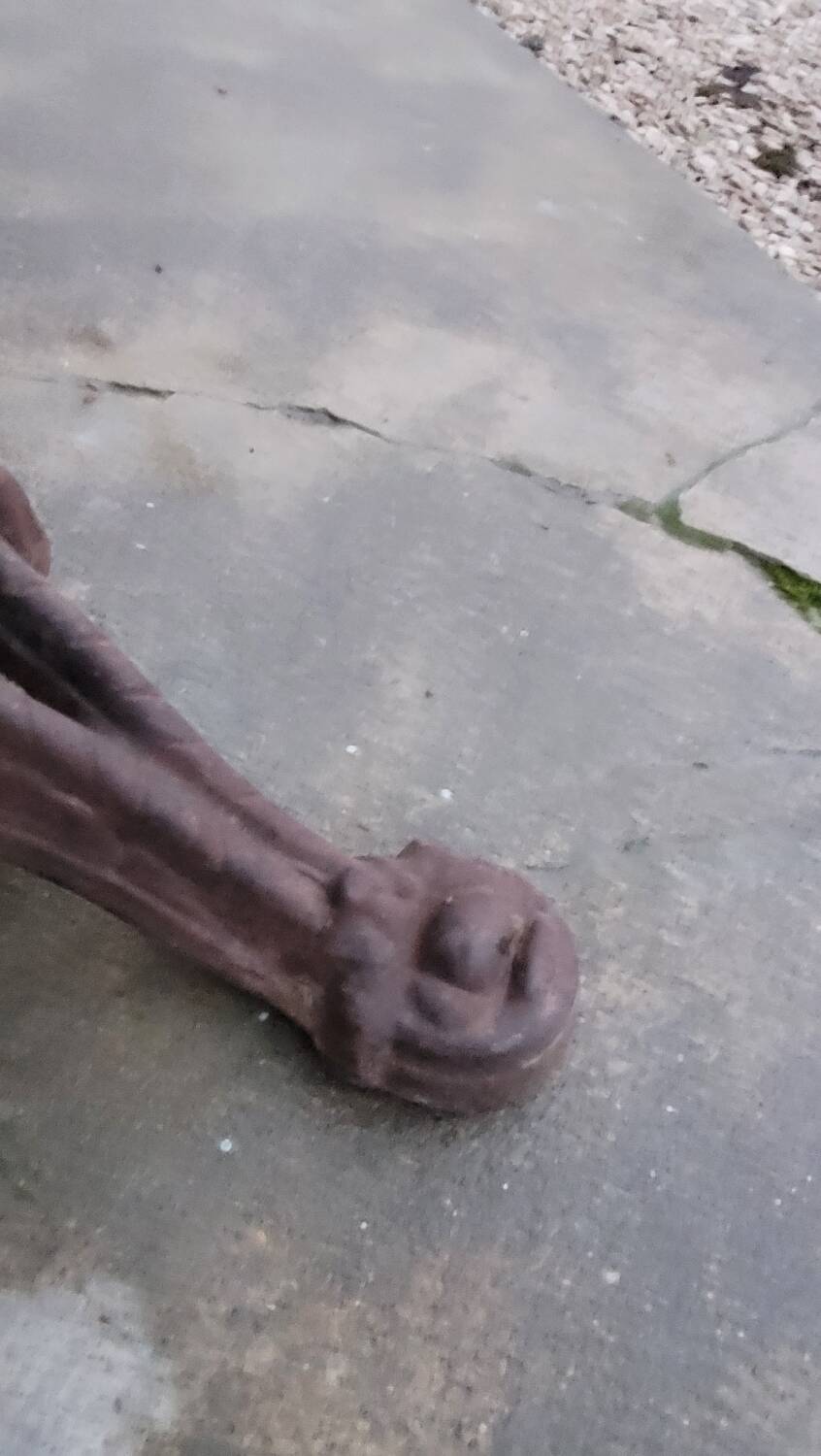 Bistro pedestal table in marble and cast iron lion paws