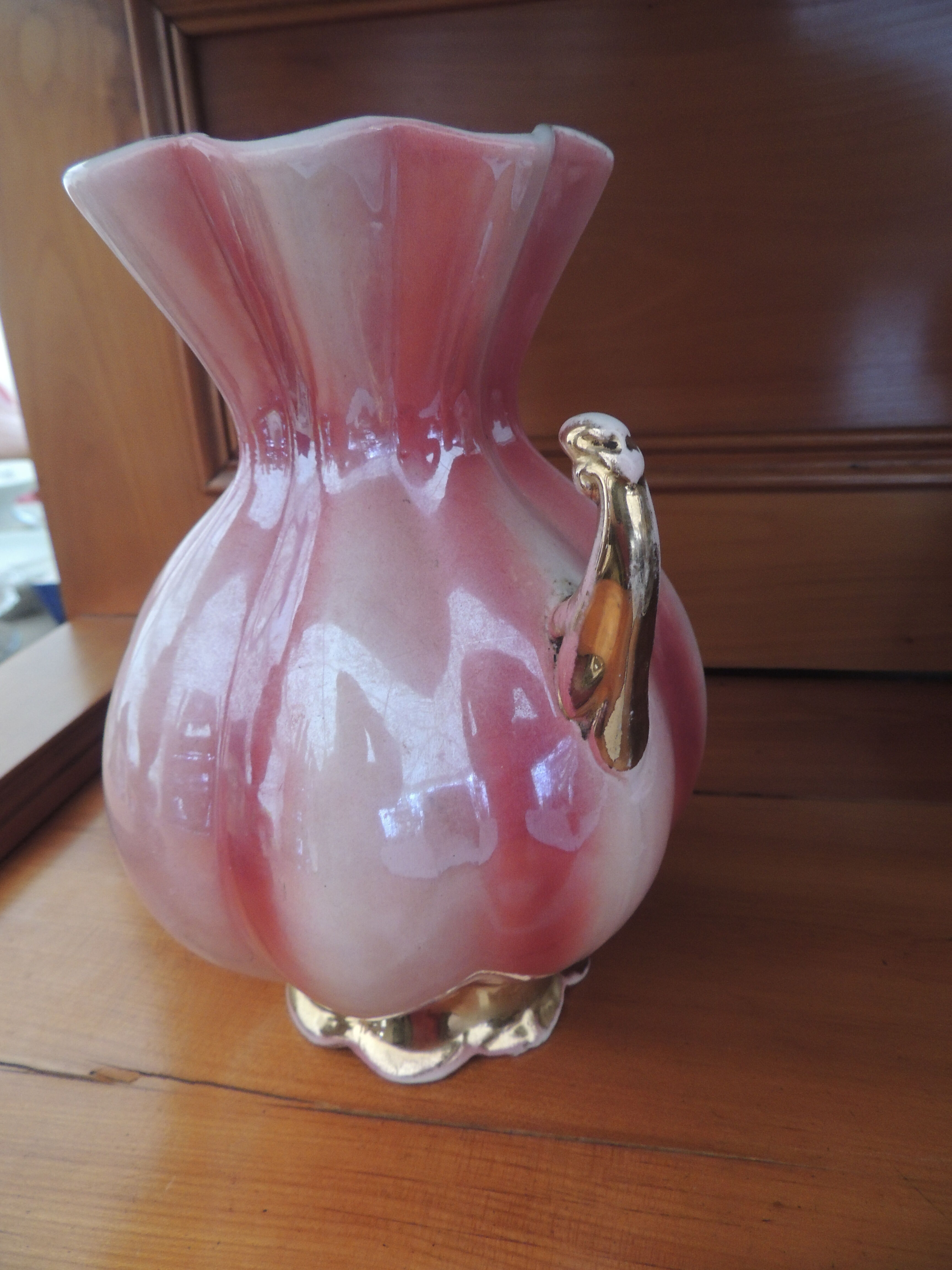 Vase rose pansu anses dorées pied corolle