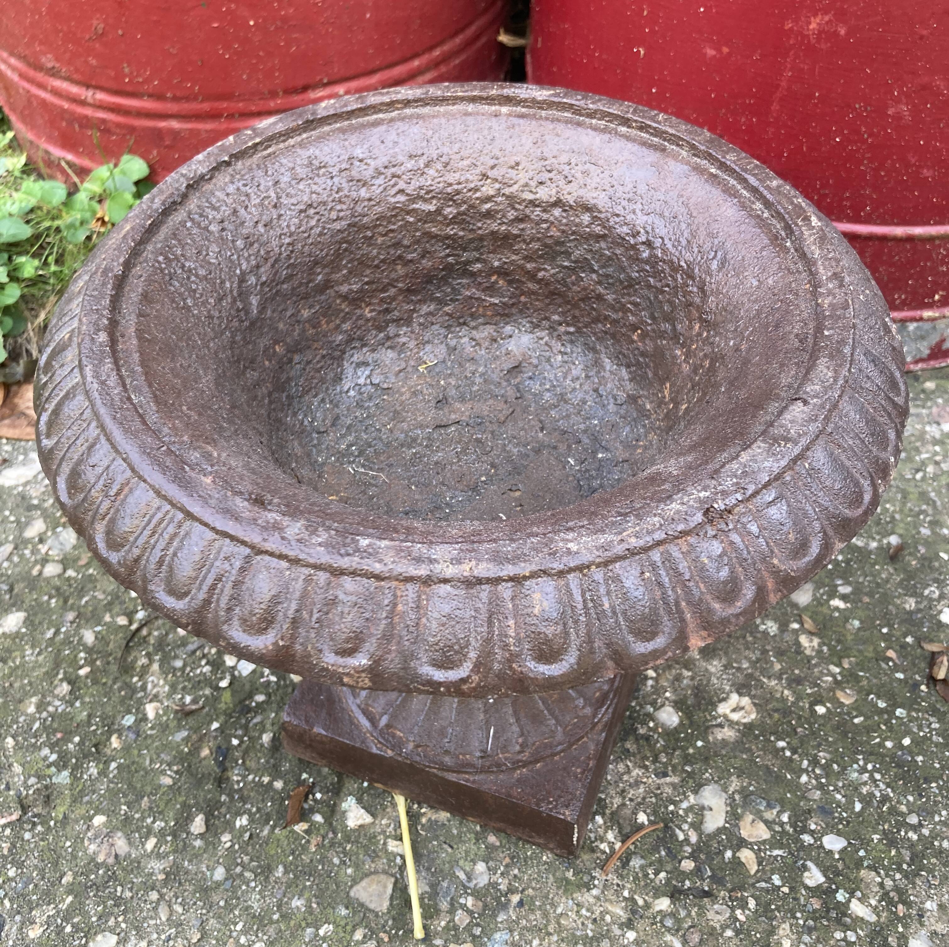 Antique Medici cast iron vase - Height 21 cm