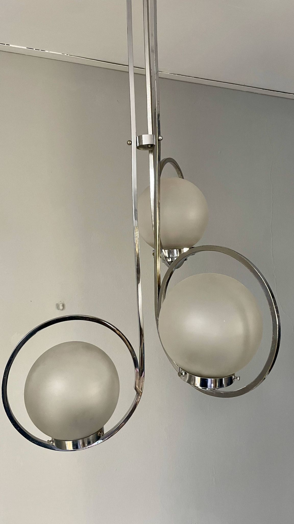 Lampe art déco en argent avec trois abat-jours en forme de sphère