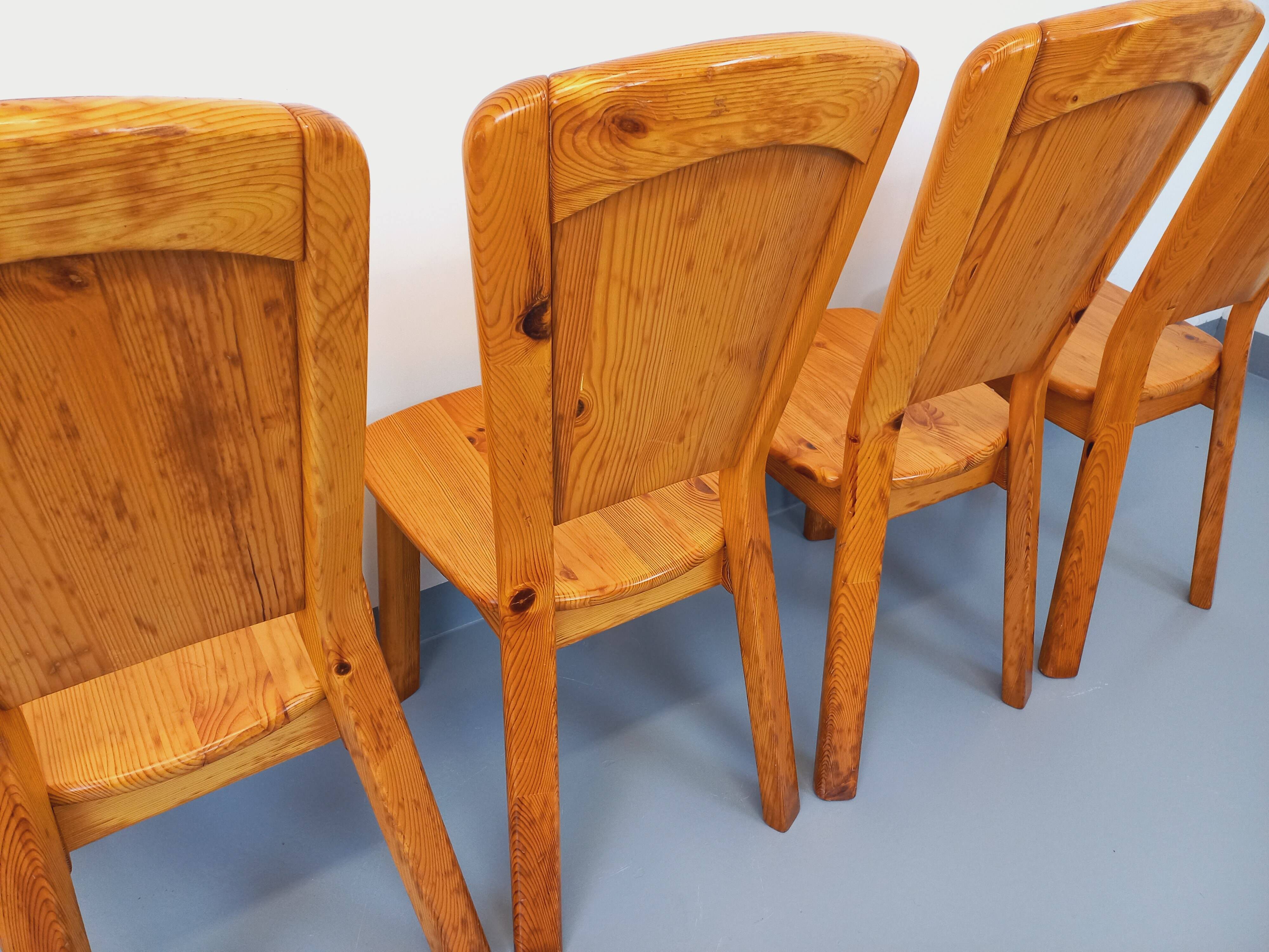 Set of 4 vintage chairs in pine from the 70s