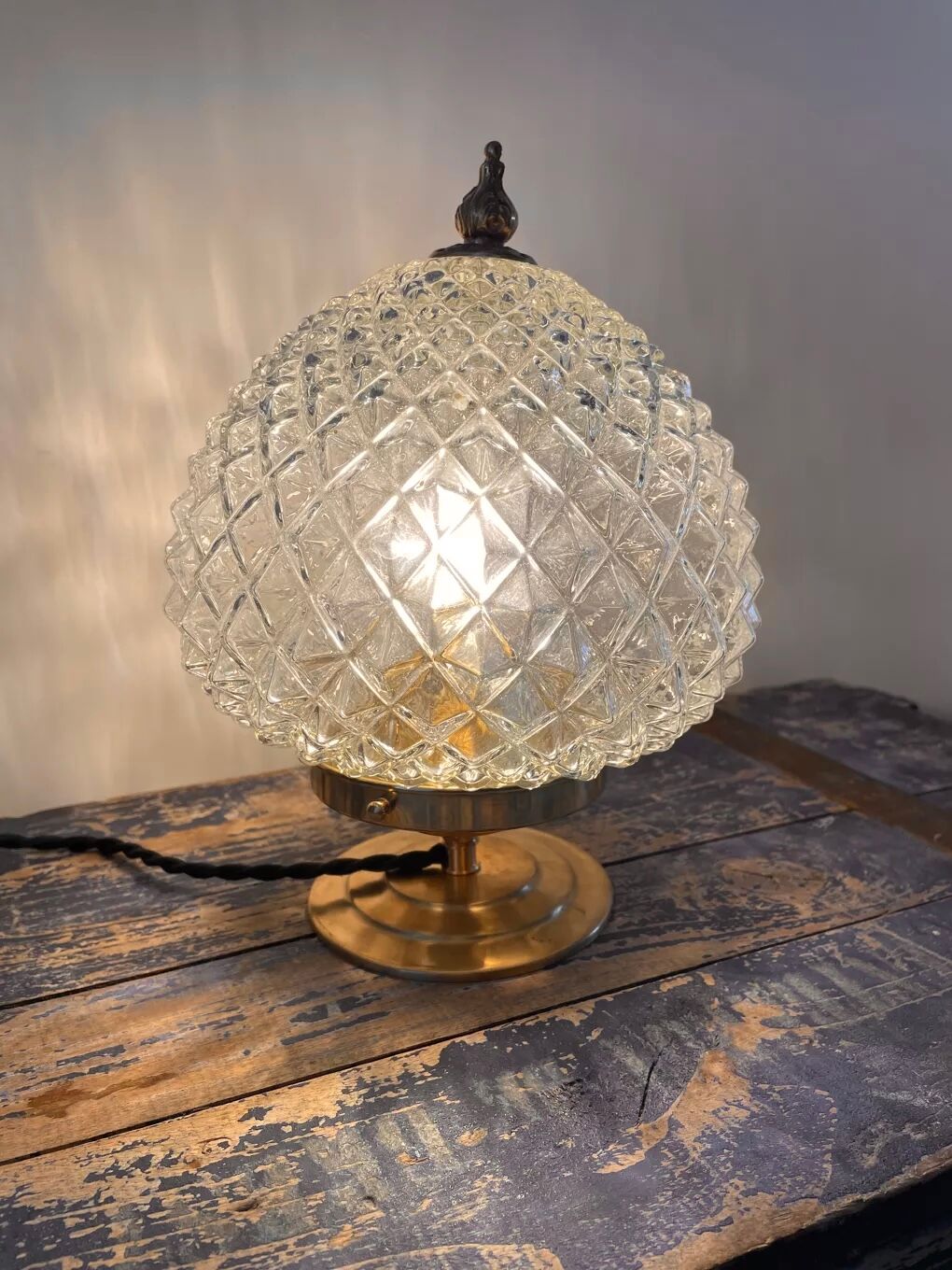 Table lamp diamond tip globe