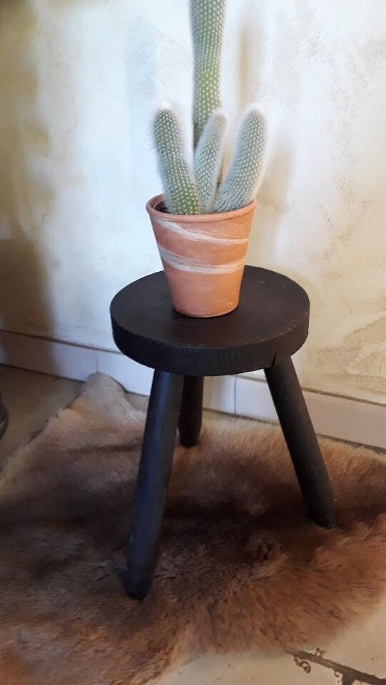 Tripod farm stool