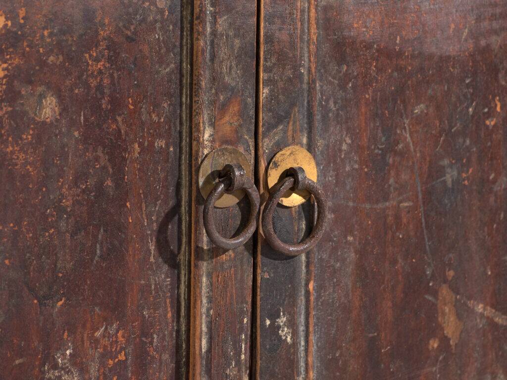 Meuble bas d’autel chinois à deux portes et patine sombre – Chine, vers 1900