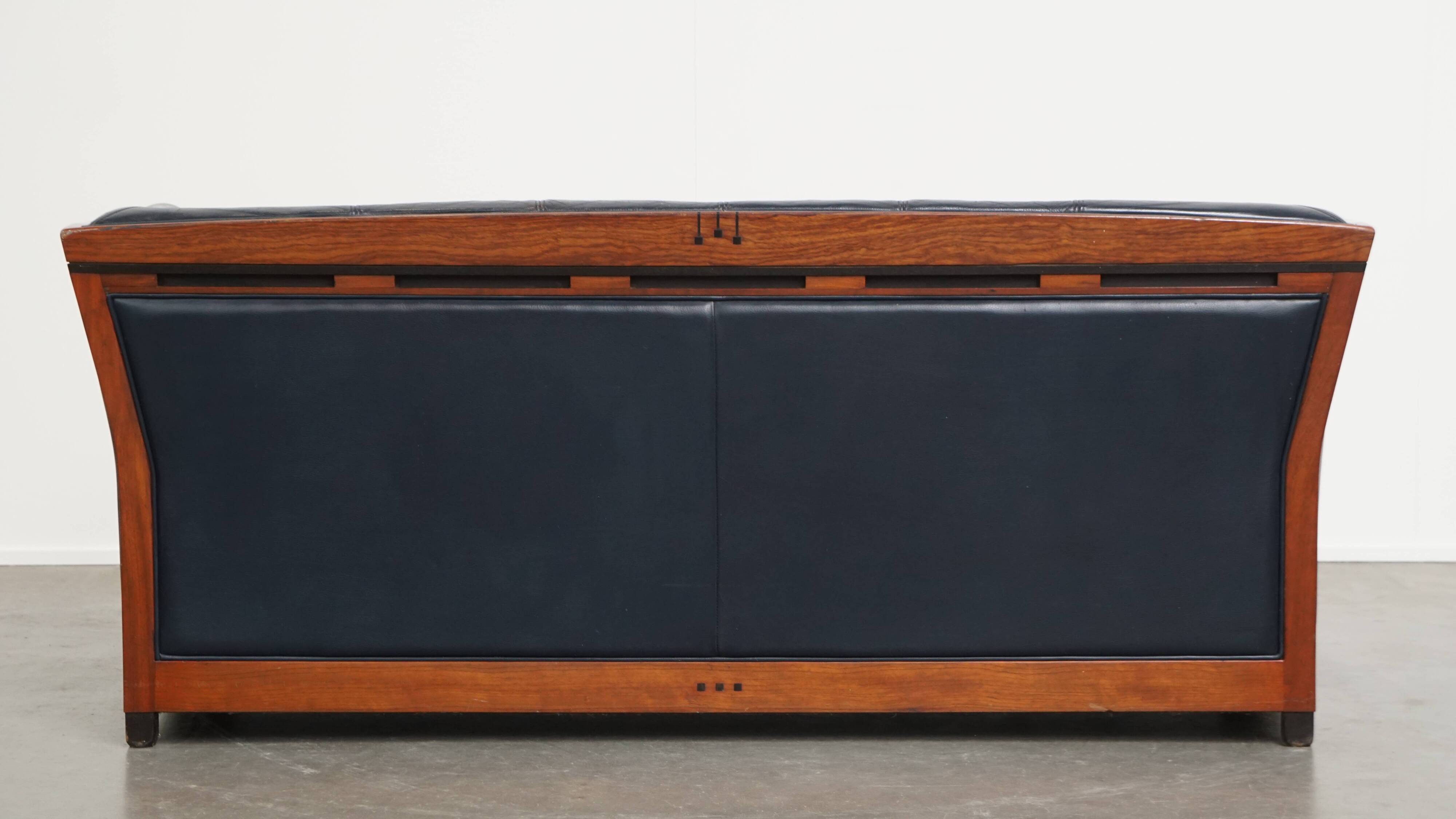 Canapé Art Déco 2,5 places avec boiseries et cuir de vachette bleu foncé