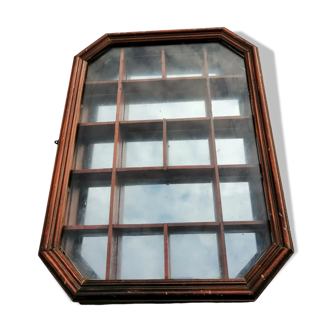 Wall display case for miniature with octagonal compartments