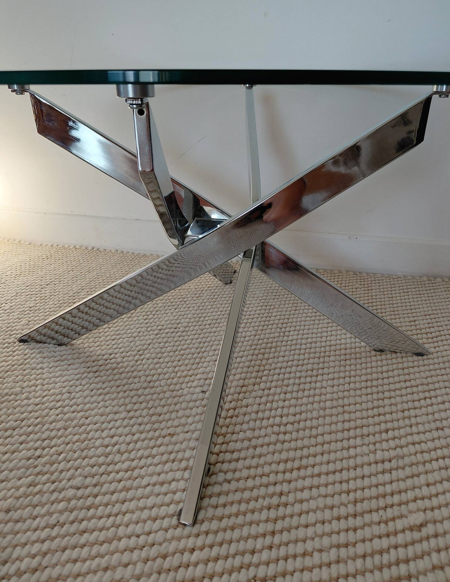 Table basse ronde Space Age acier chromé, verre, piètement hélice 70s