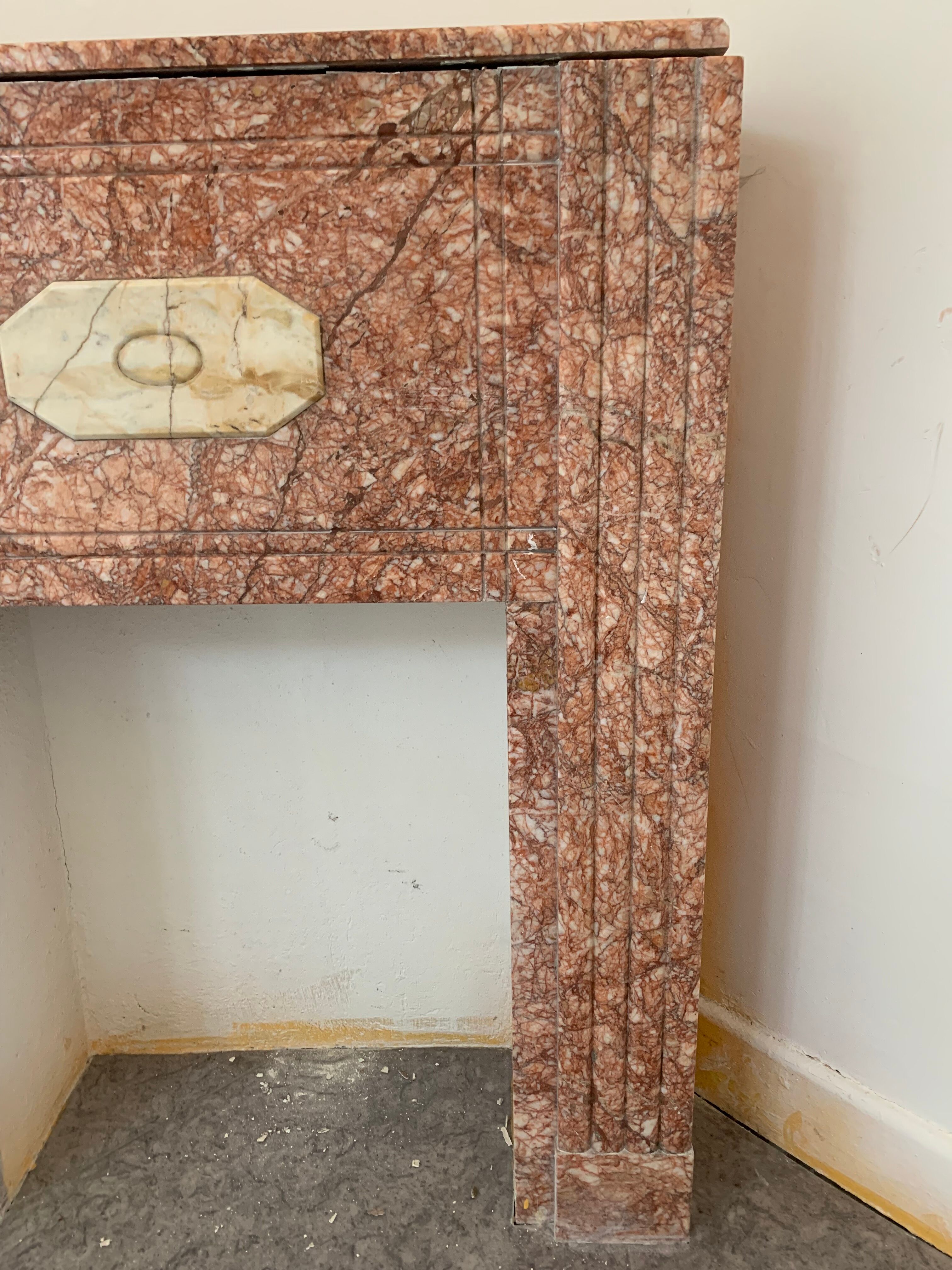 Cheminée art déco en marbre rose veiné XX siècle