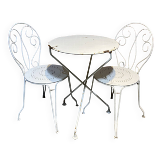 Table de jardin avec ses deux chaises en fer forgé