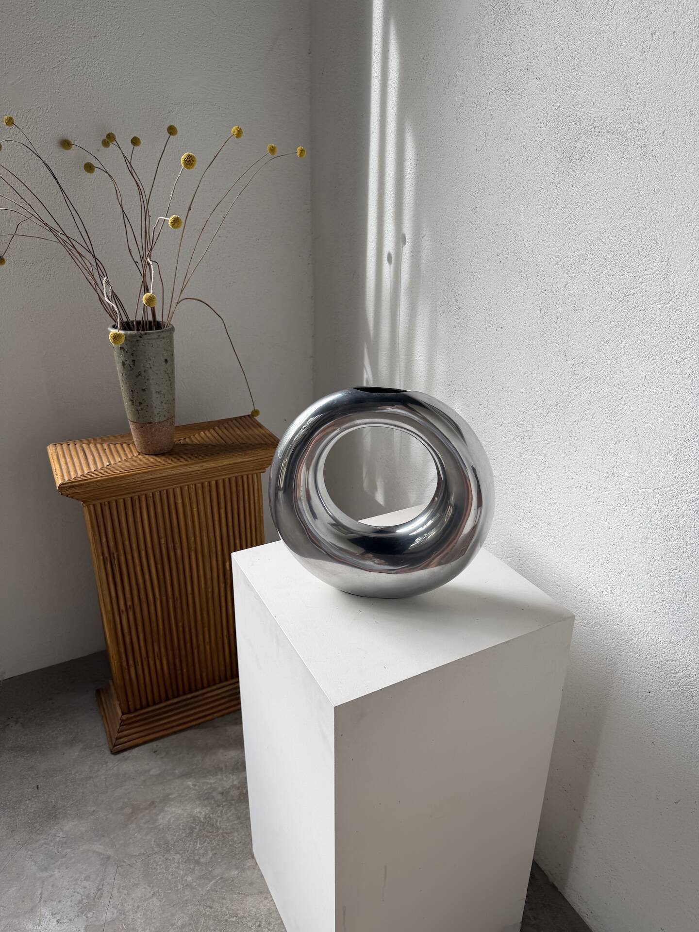 Round aluminium loop vase