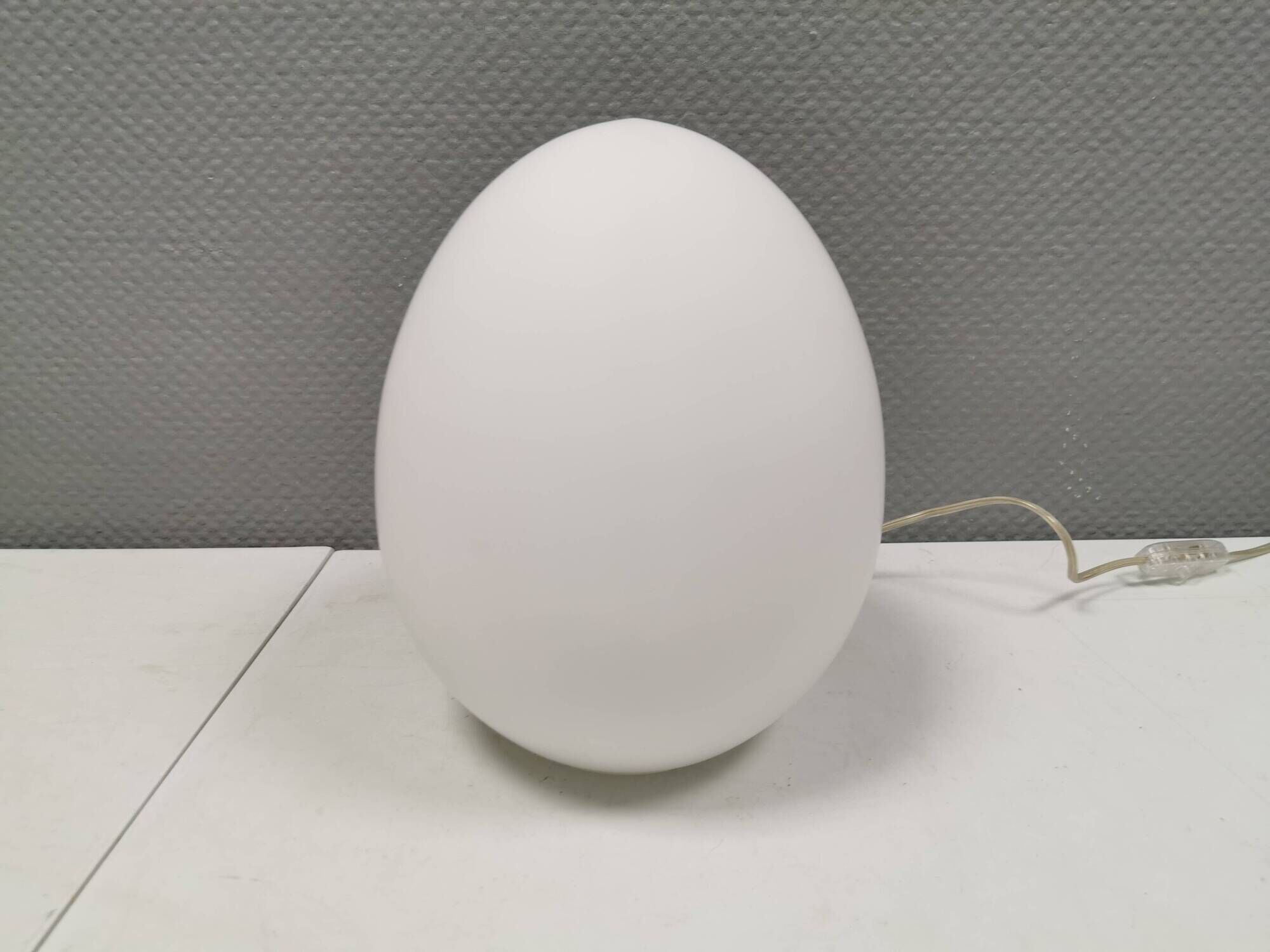 Lampe de table en forme d'oeuf du fabricant français SCE, années 1980.