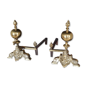 Pair of brass chenêts decorated with Marmousets H 43 cm x W 27 cm x D 48 cm