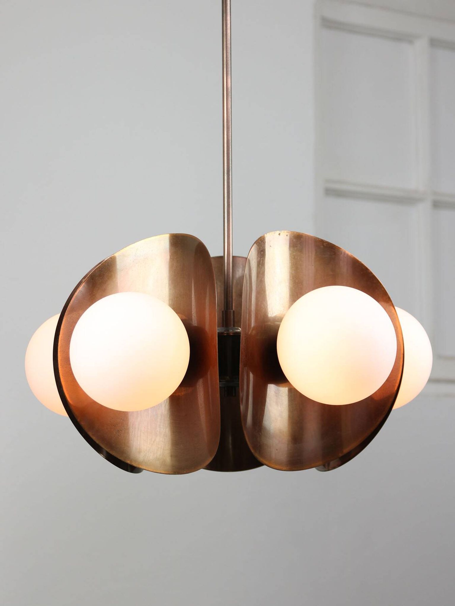 Lustre italien vintage en cuivre et opaline, années 70