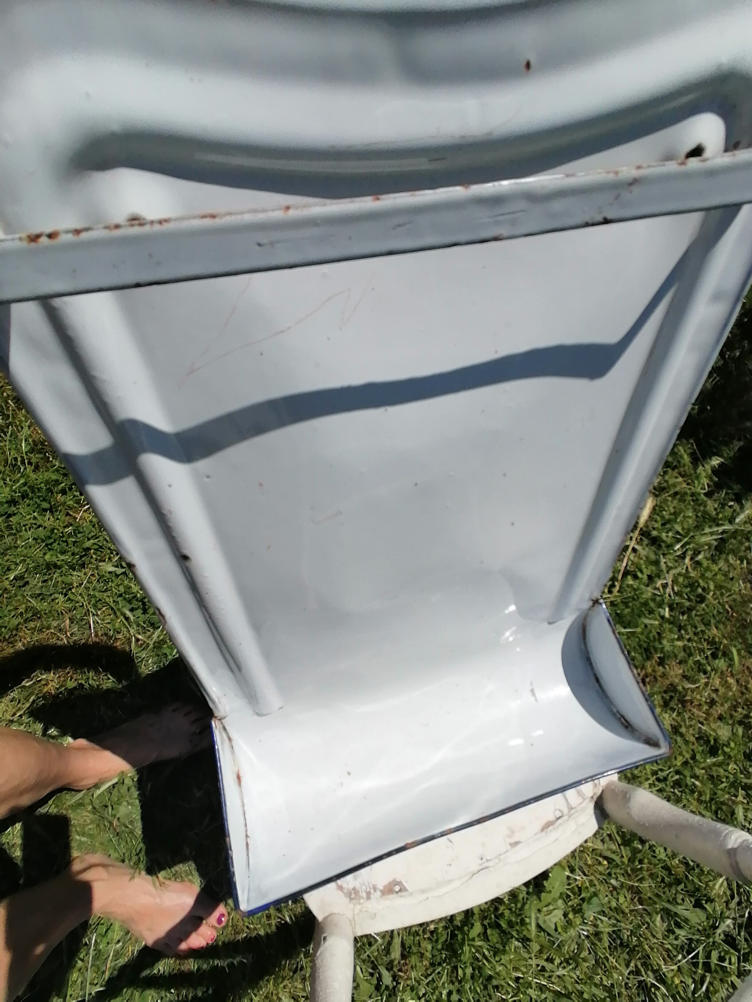 Enamelled sheet metal utensil holder