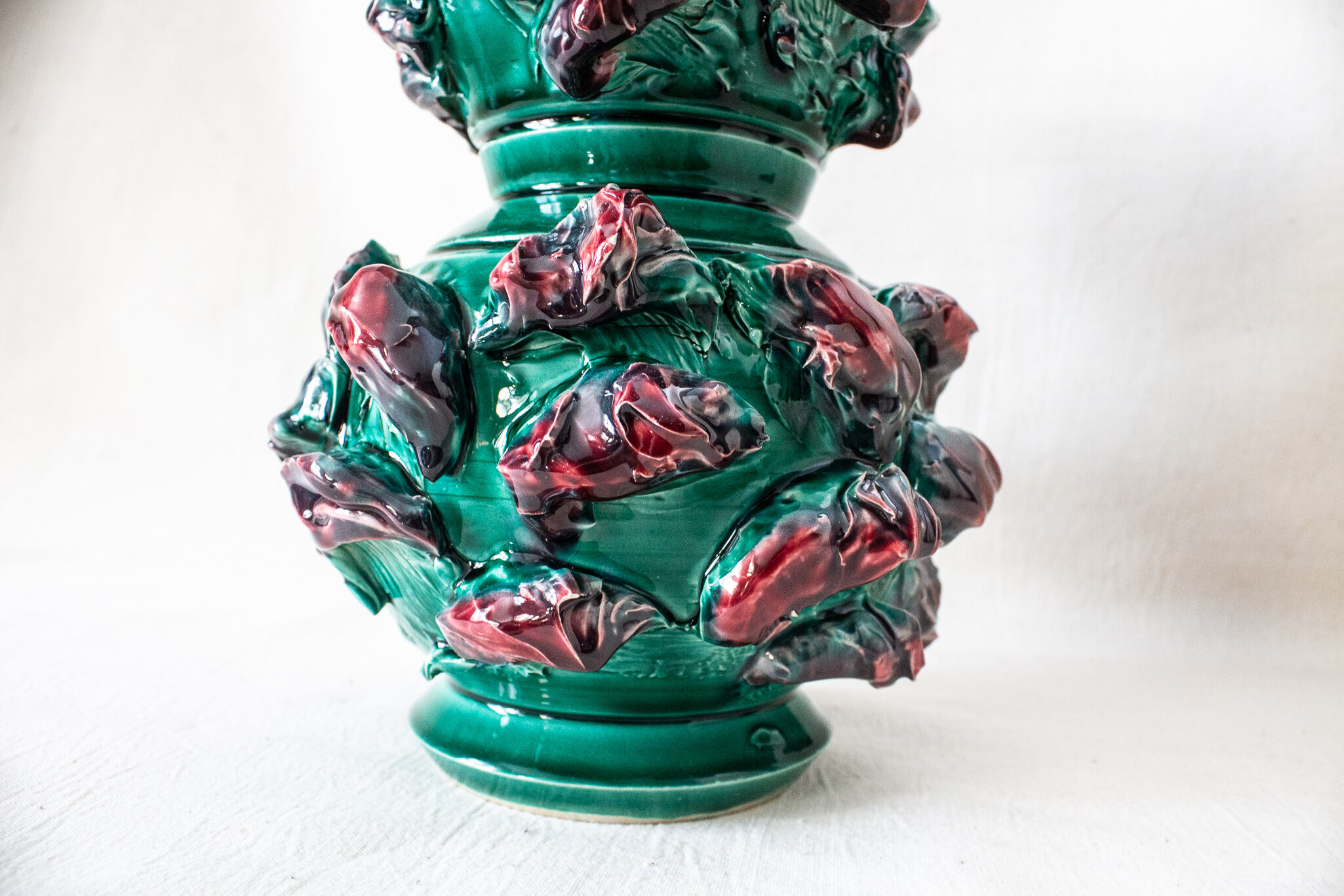 Vase en céramique barbotine années 50. Vase en céramique art déco.