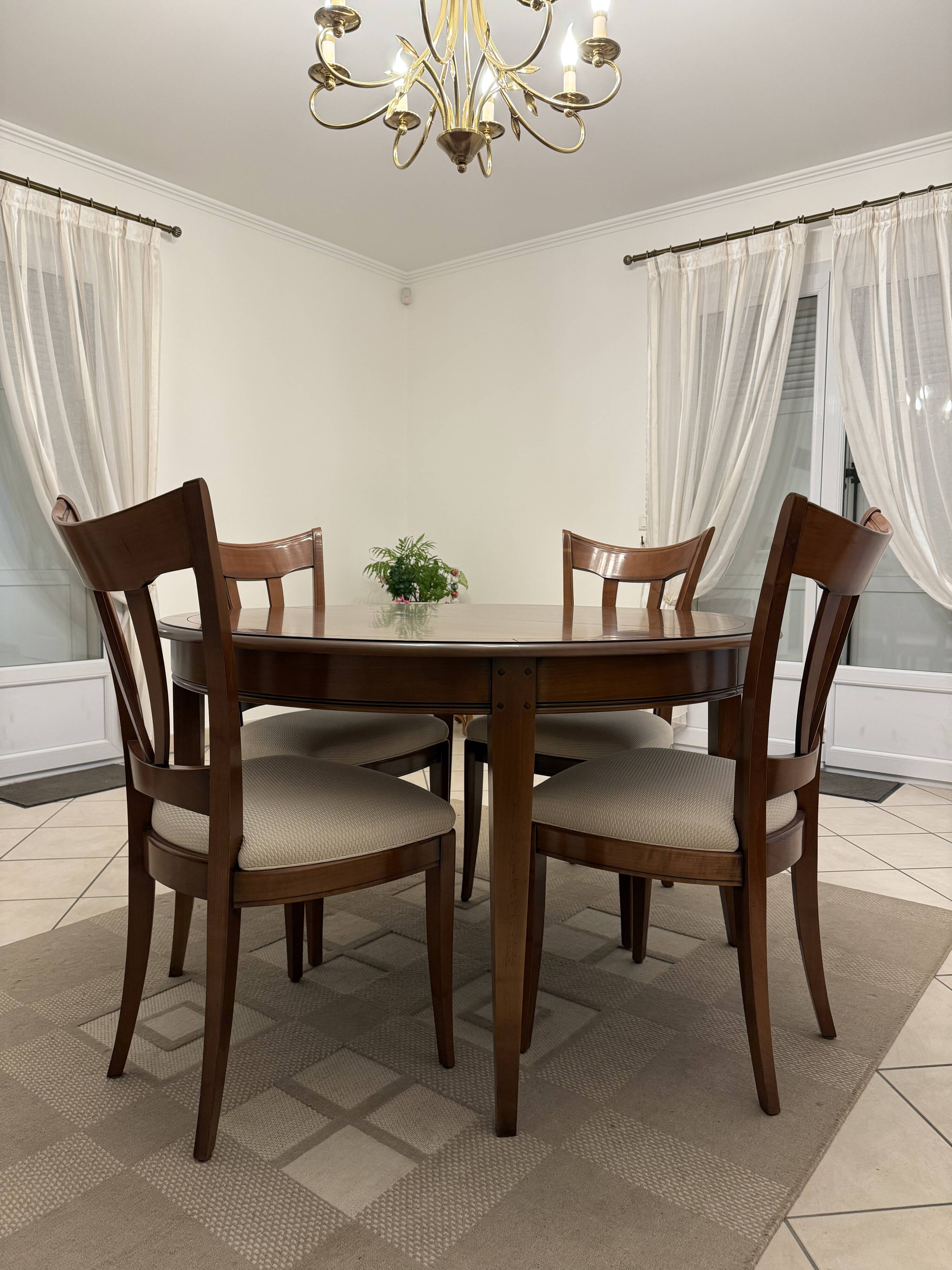 Table et chaises en merisier style Louis Philipe