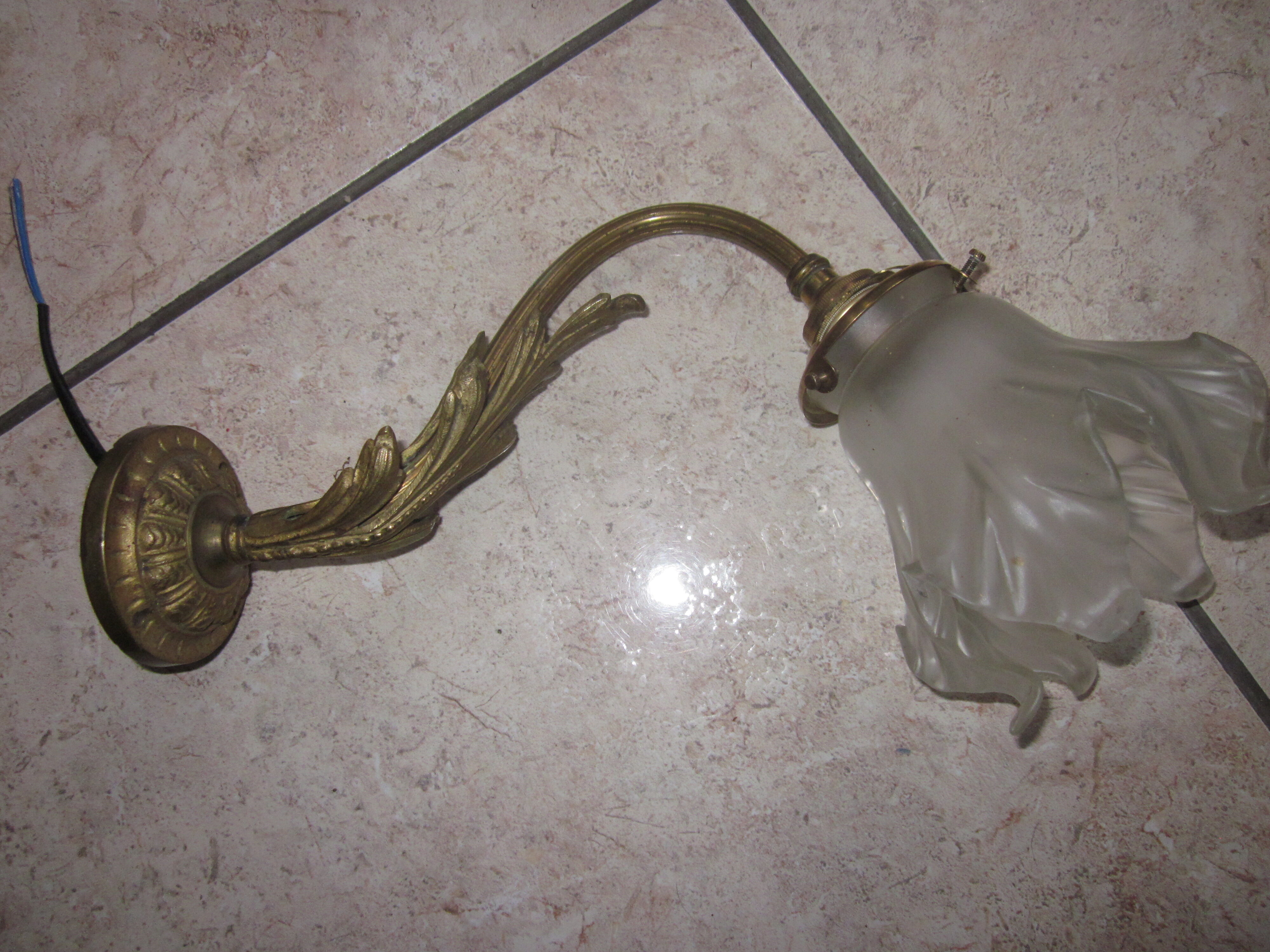 Antique bronze wall lamp