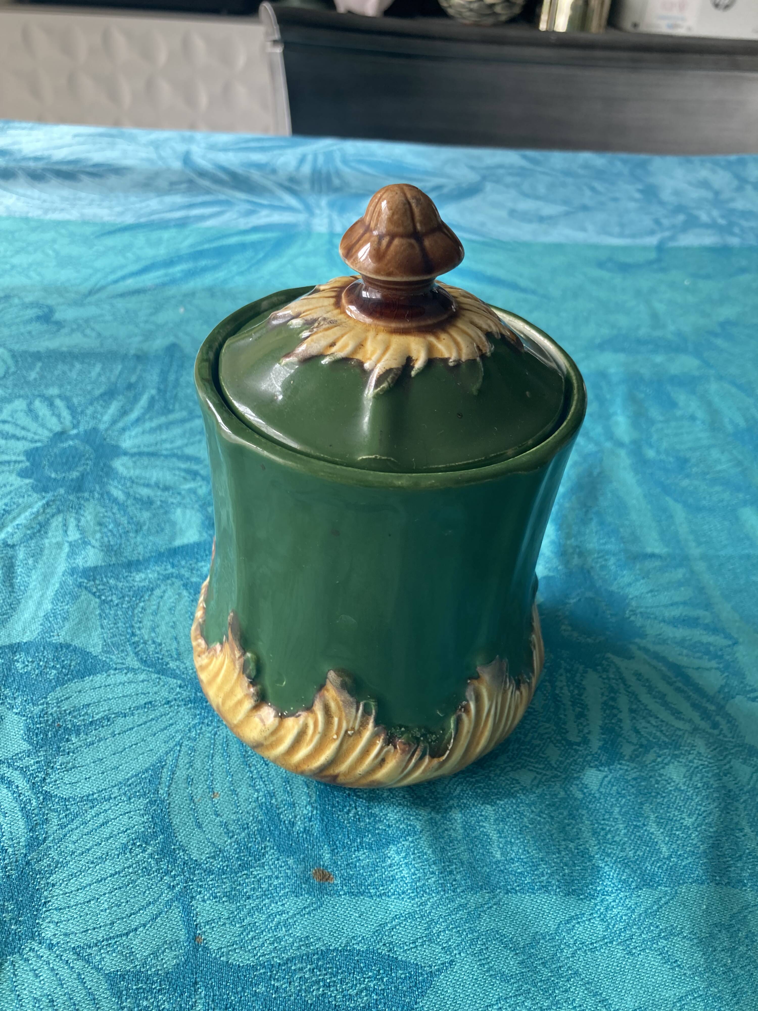 Majolica tobacco pot in green and yellow barbotine, late 19th century.