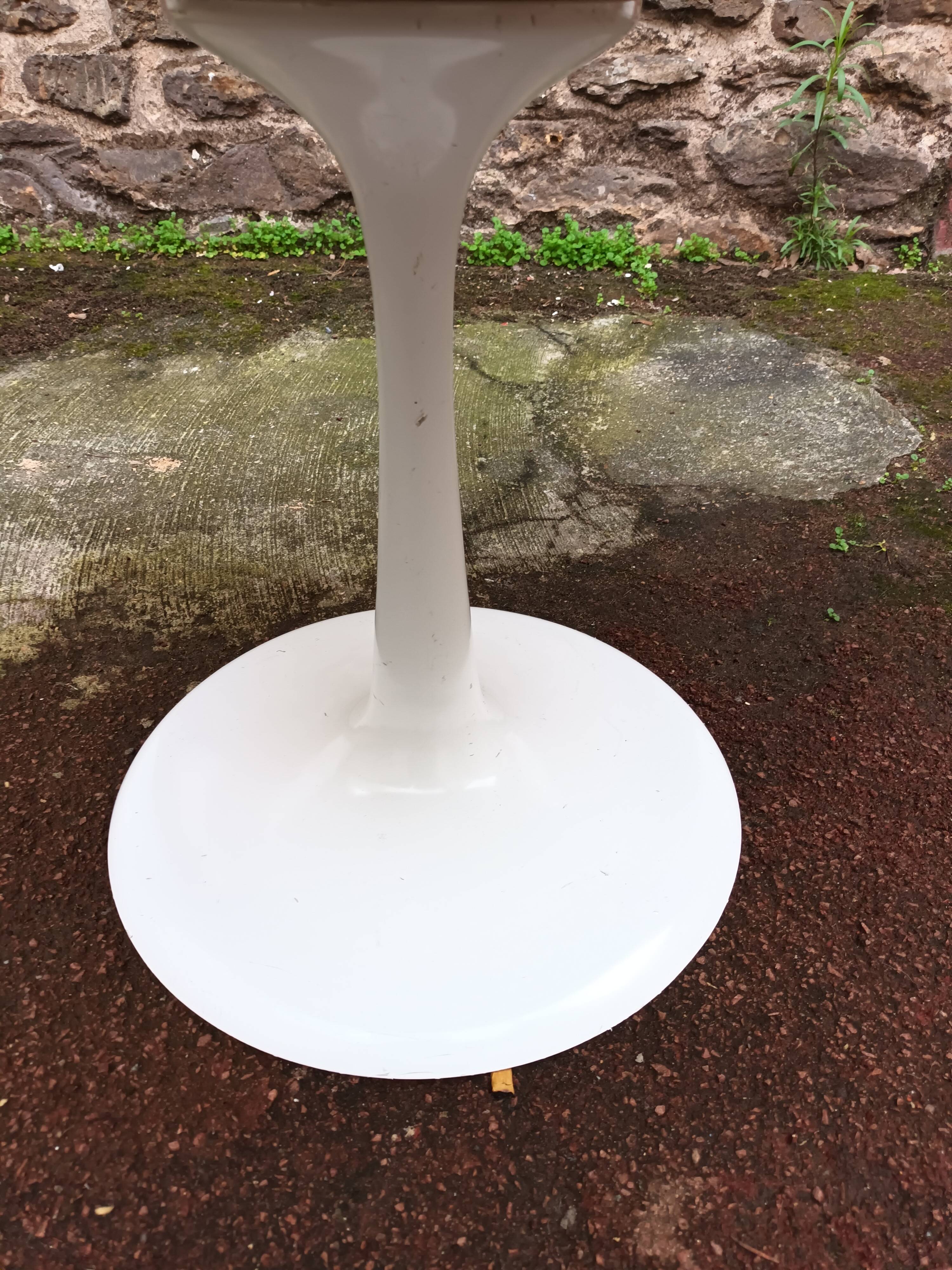 Round coffee table with tulip foot from the 70s