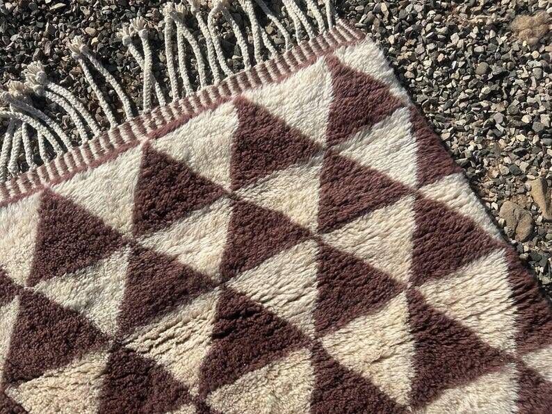 Very large Moroccan Berber rug in cream and burgundy 450x300 cm with a triangular pattern.