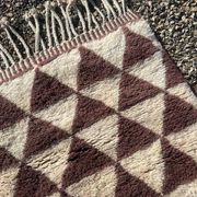 Très grand tapis berbère marocain écru et bordeaux 450x300 cm motif triangl