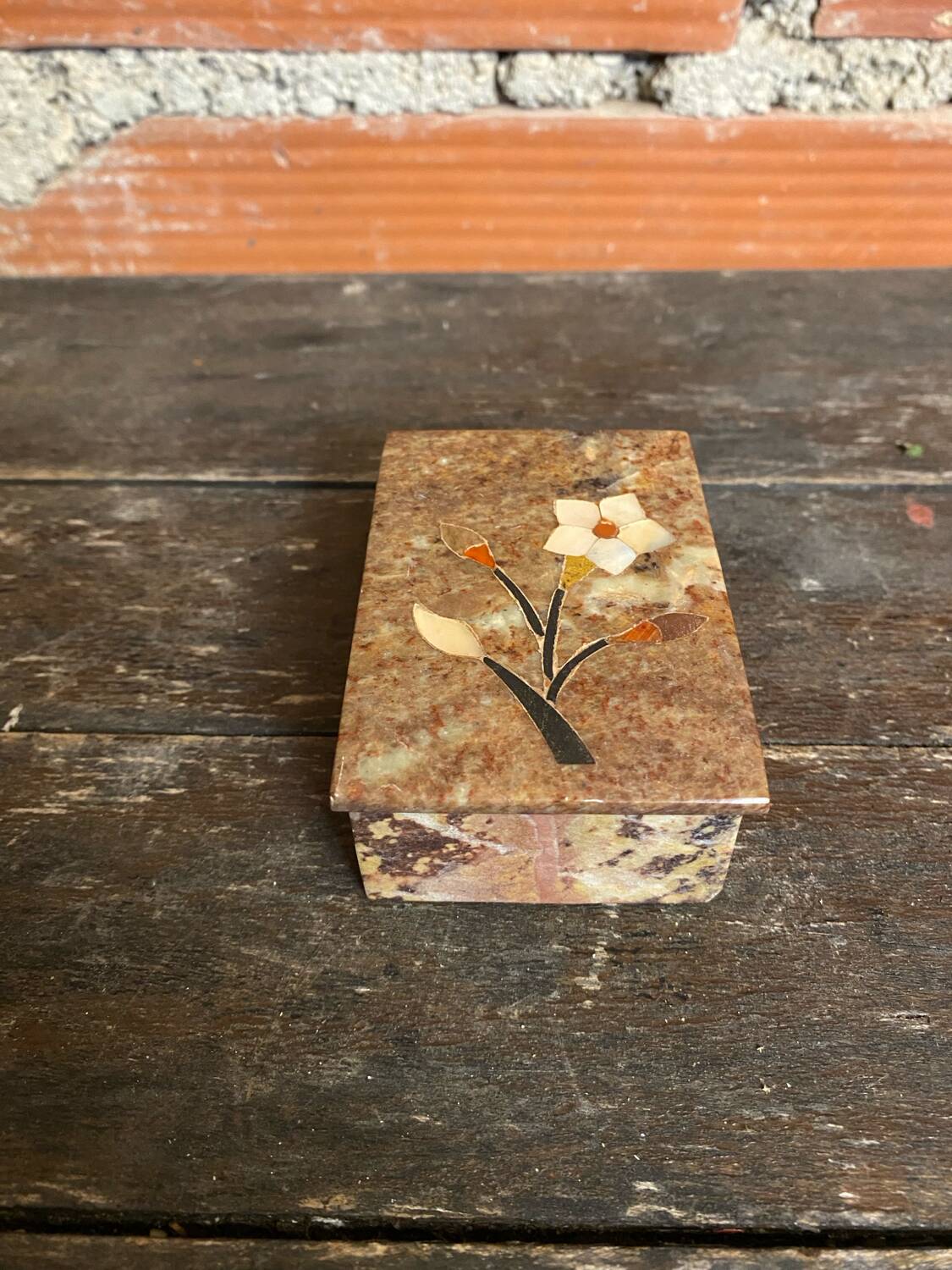 Boite ancienne en stéatite à décor de fleurs incrustées en nacre