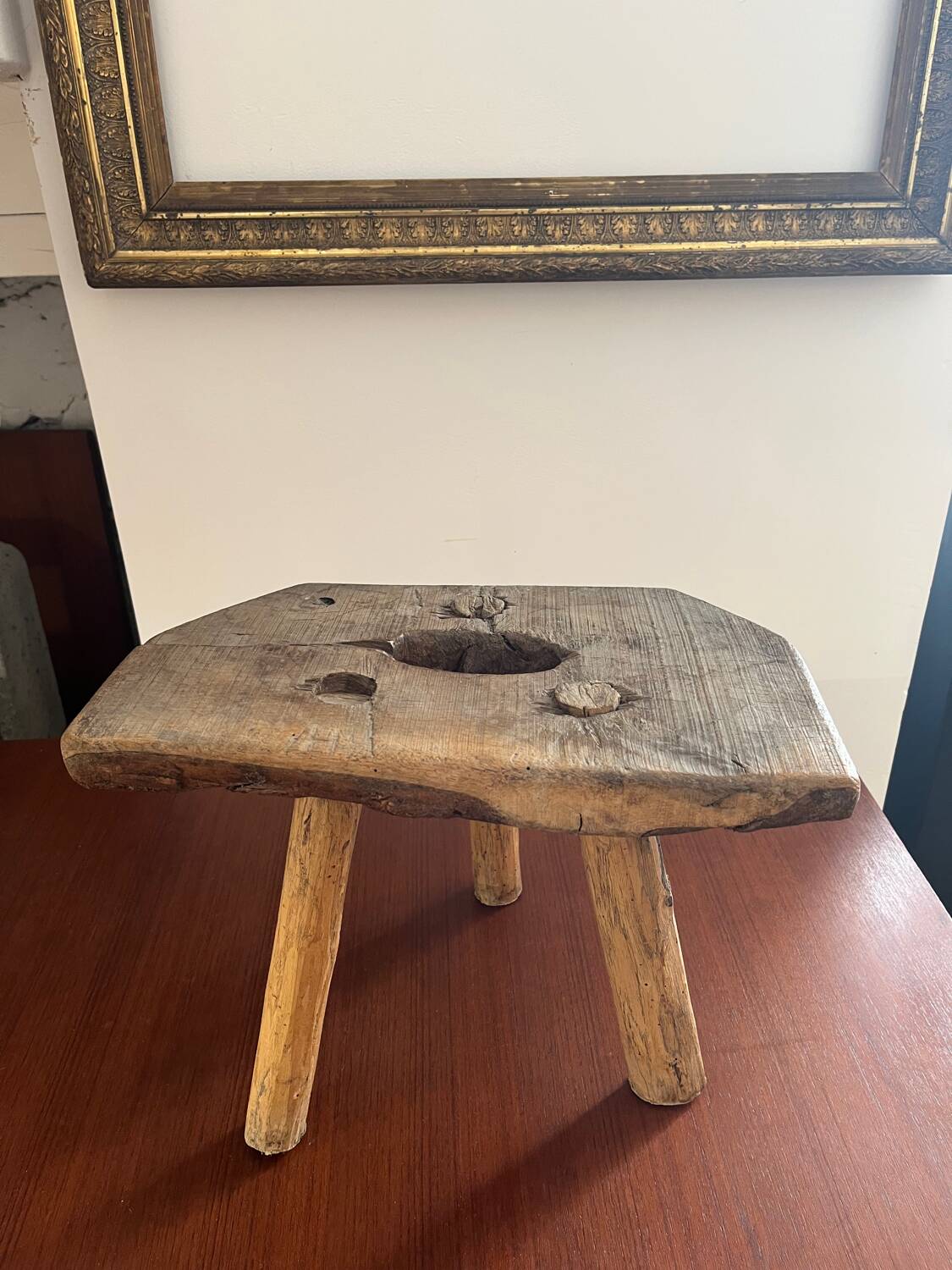Petit tabouret de ferme rustique