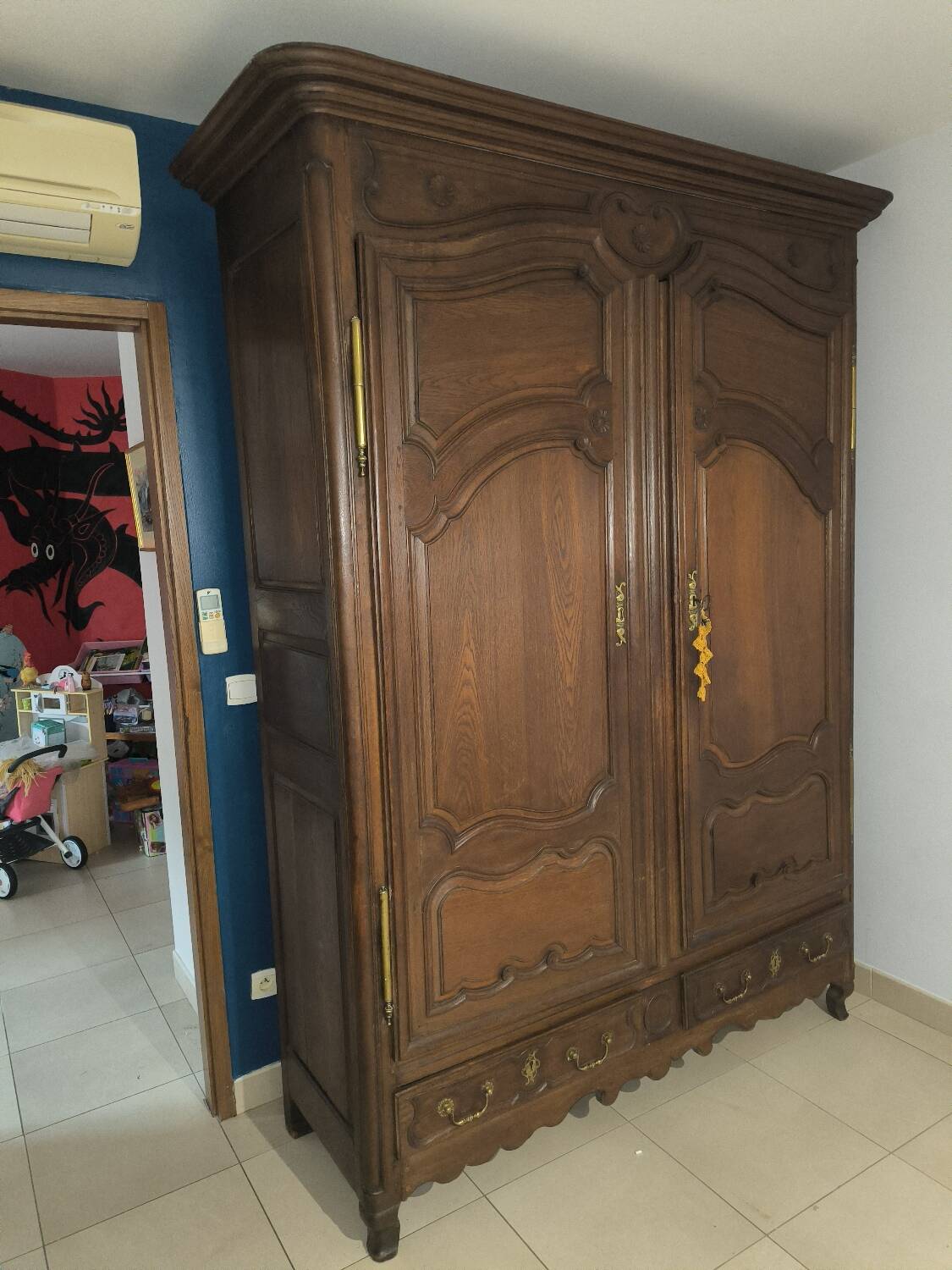 Lorraine wardrobe in solid oak from the 18th century.