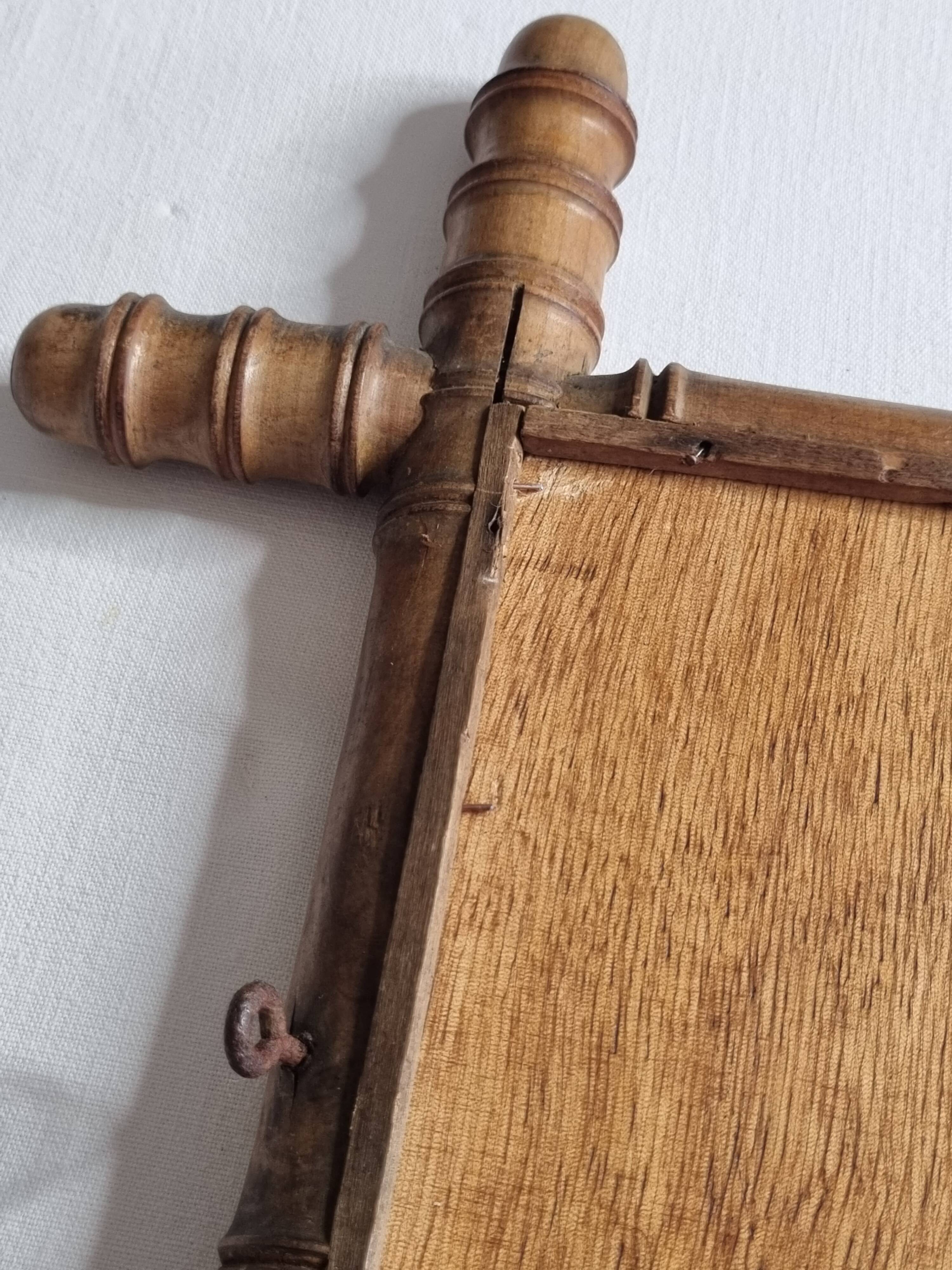 Miroir en bois tourné à l'imitation du bambou, des années 20-30, 42 x 49 cm