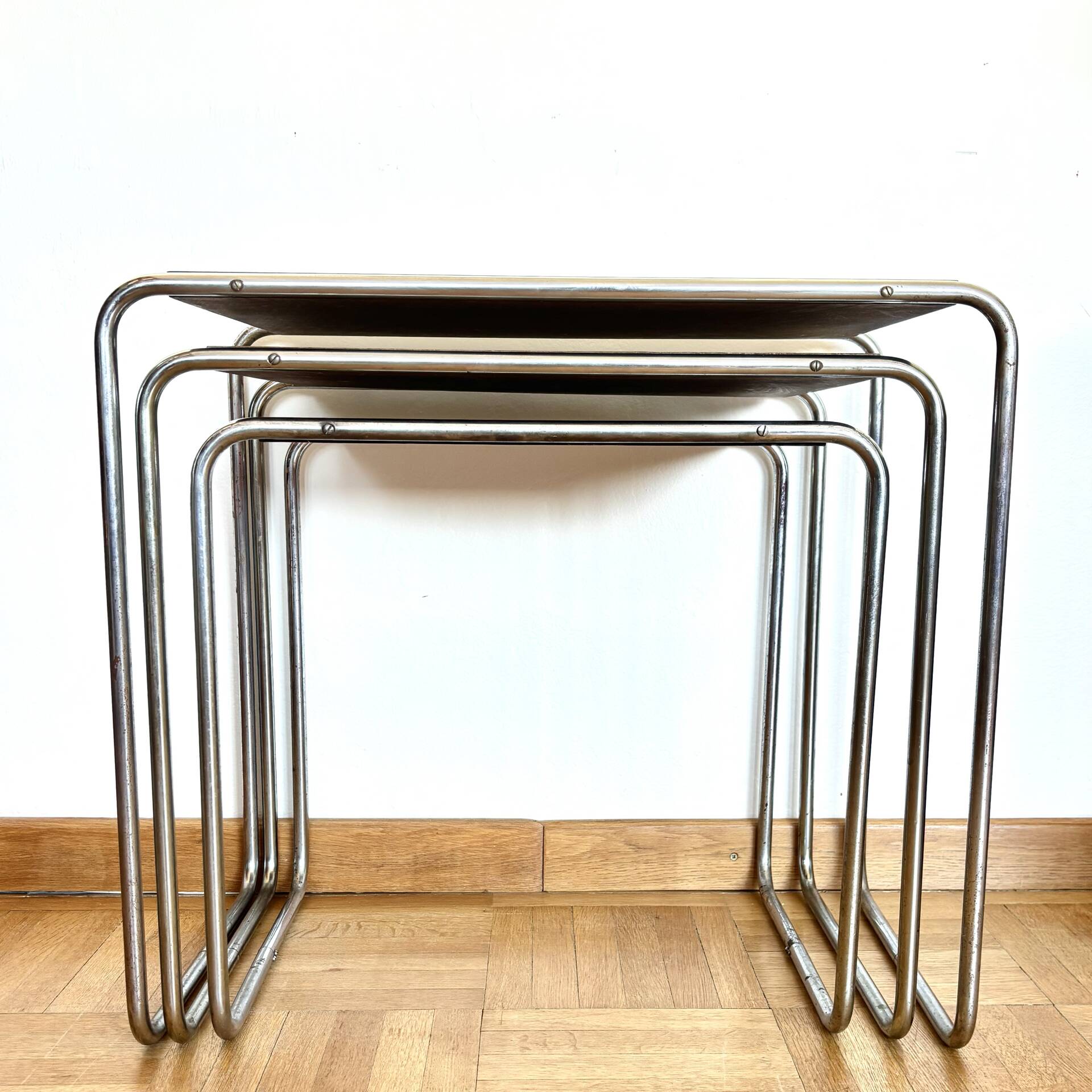 Functionalist nesting tables B9