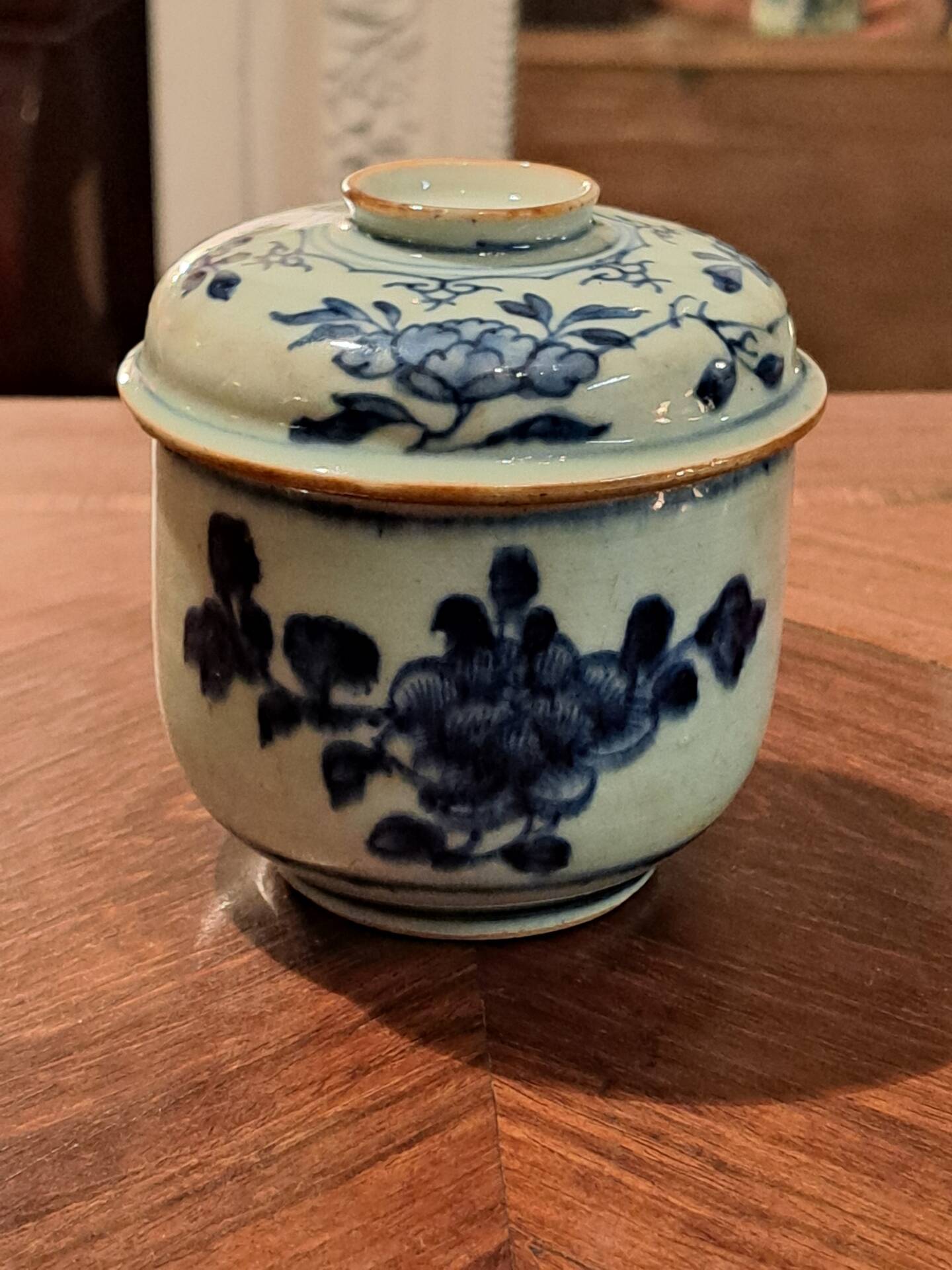 18th-century Chinese pot Qianlong in porcelain