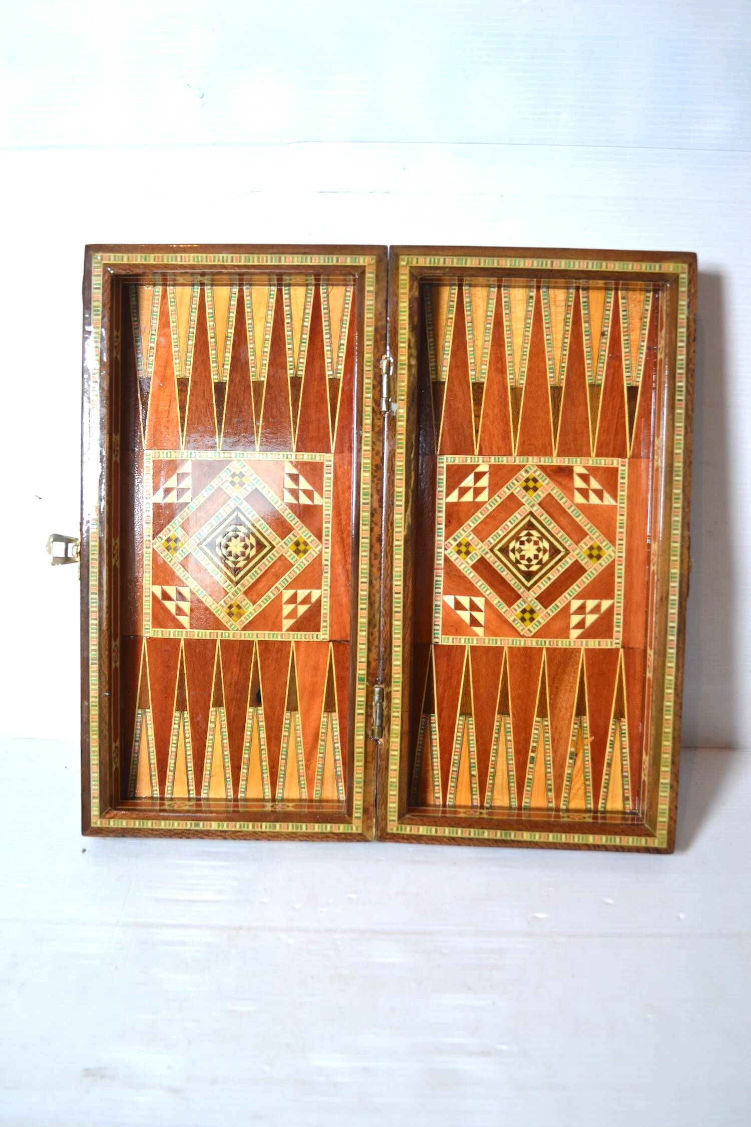 Jeu d'échecs de dames et de backgammon en marqueterie