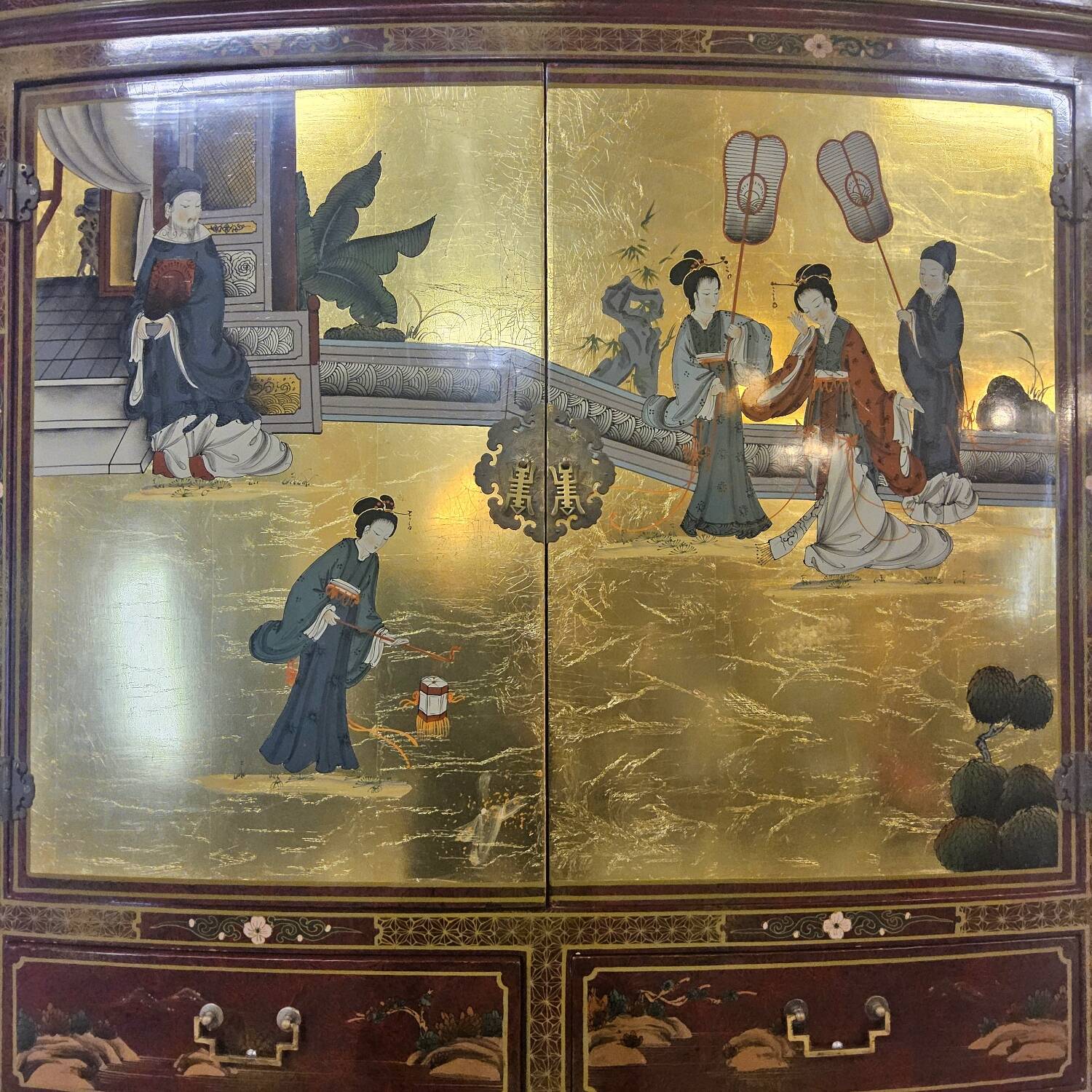 Cabinet chinois / oriental vintage avec feuille d'or / scène traditionnelle