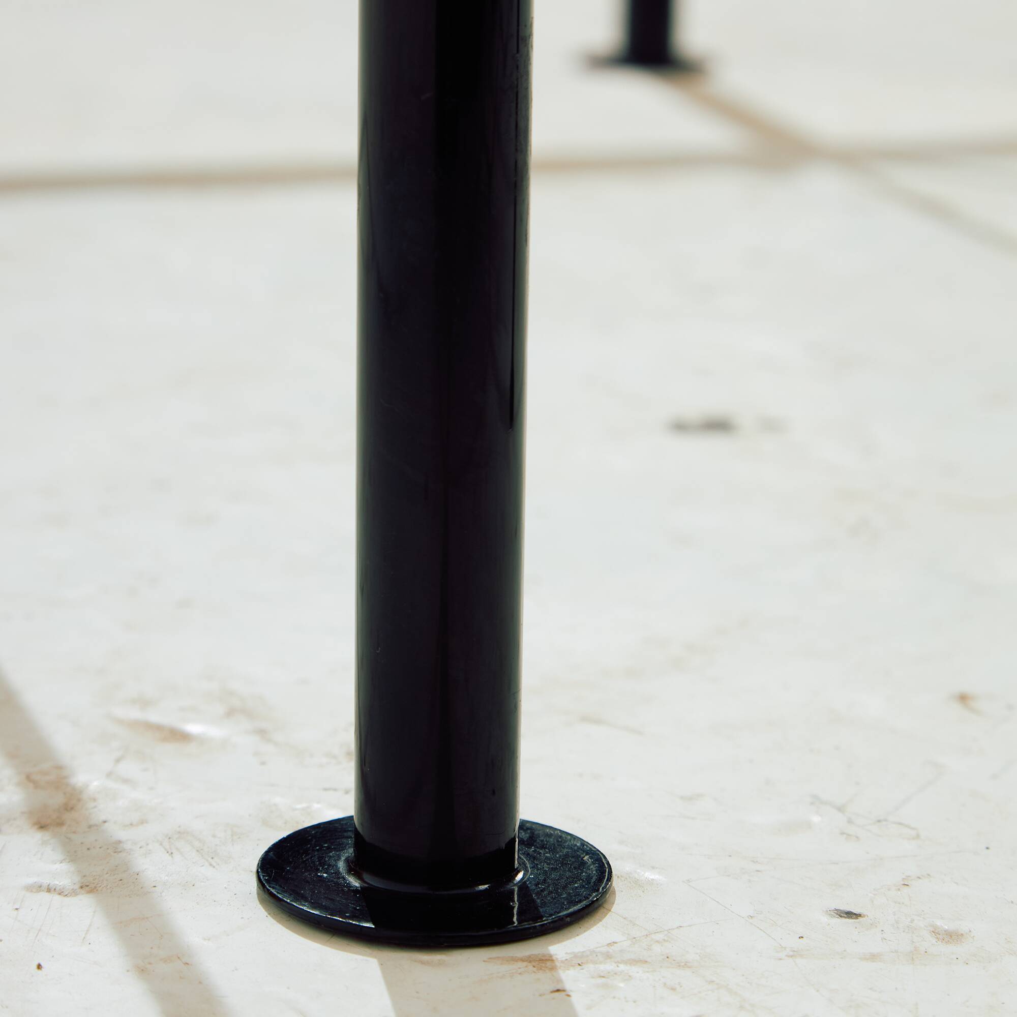 MK10078 Metal and glass coffee table by Niels Bendtsen