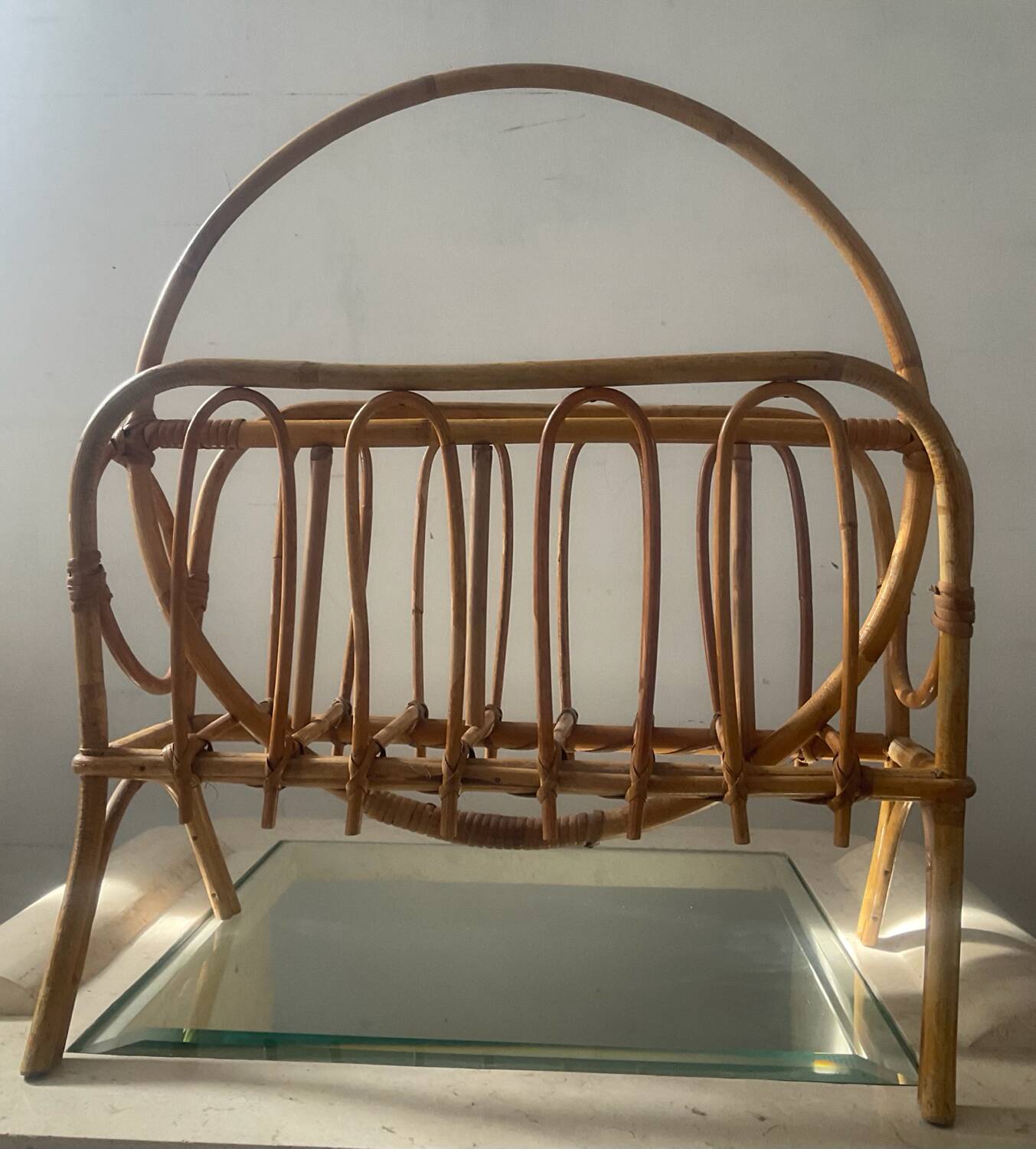 Porte revue vintage en rotin