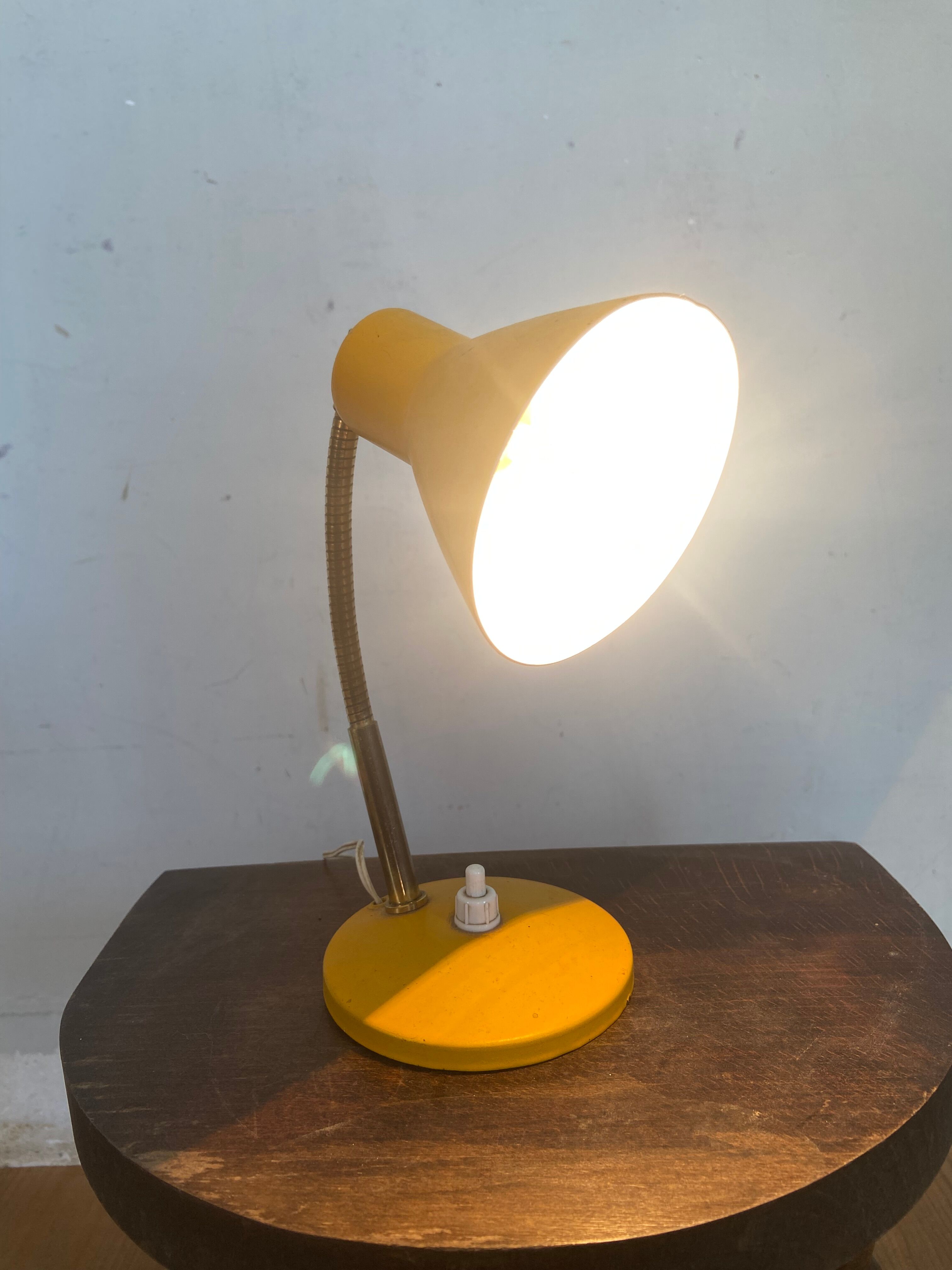 Table lamp années 60 in sheet metal yellow