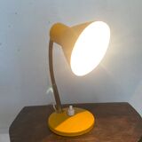 Lampe à poser cocotte années 60 en tôle jaune