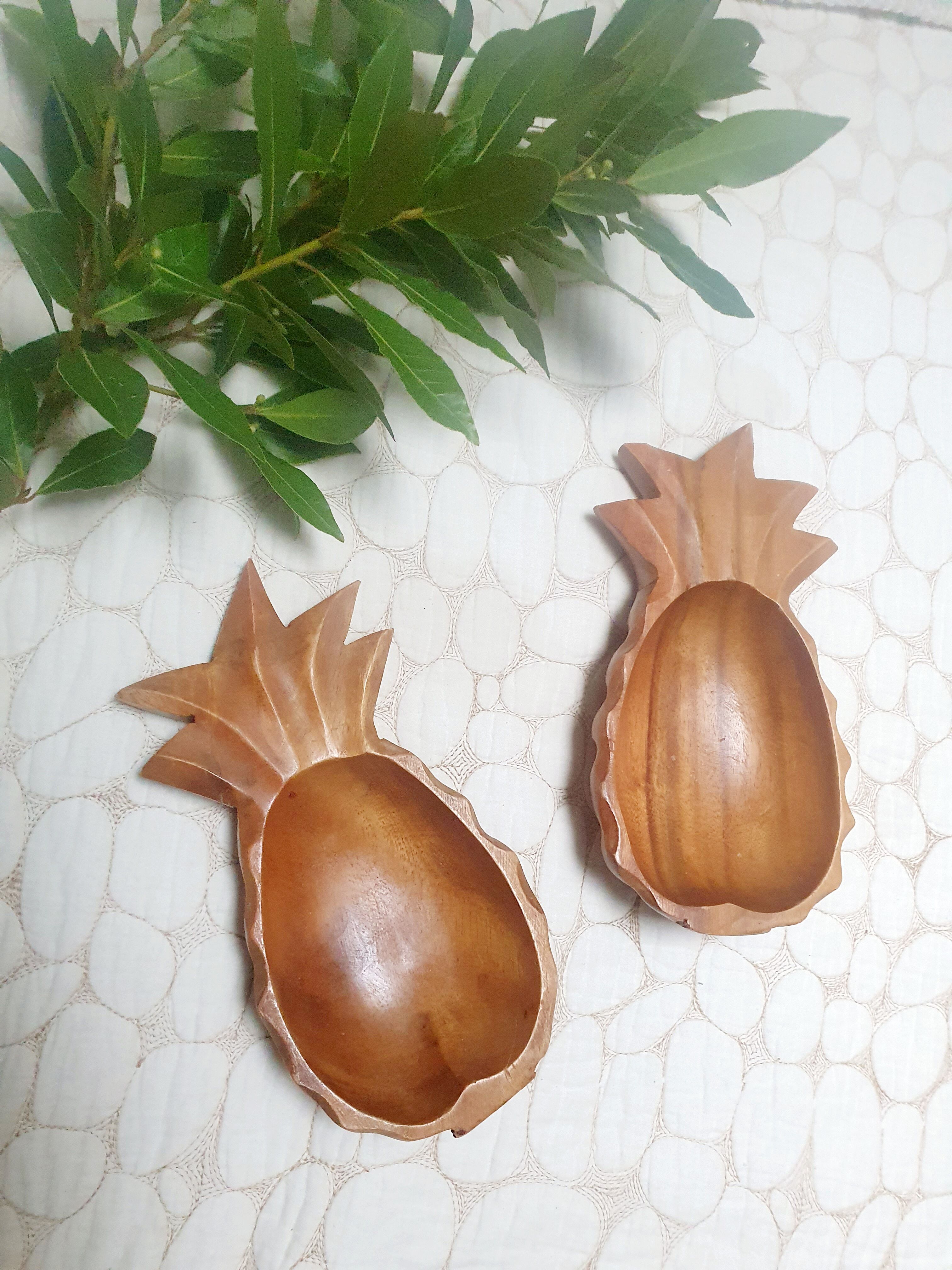 Wooden pineapple raviers