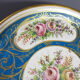Plat porcelaine beau décor fleuri marque apocryphes de  Sèvres BS