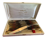 Coffret de 12 couteaux monneret – manches en corne véritable