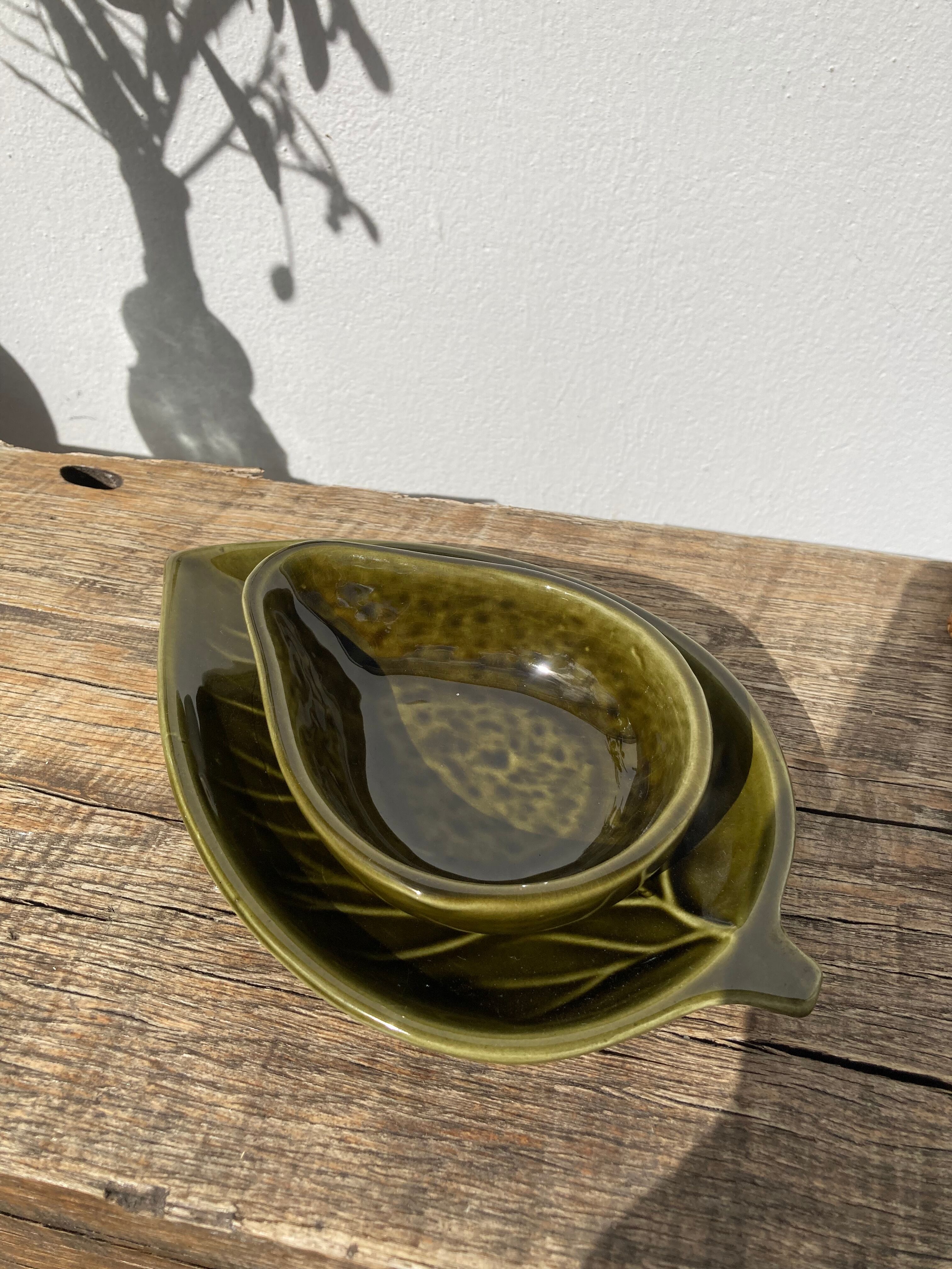 Duo of leaf and avocado slip in green ceramic - Portugal - vintage cup