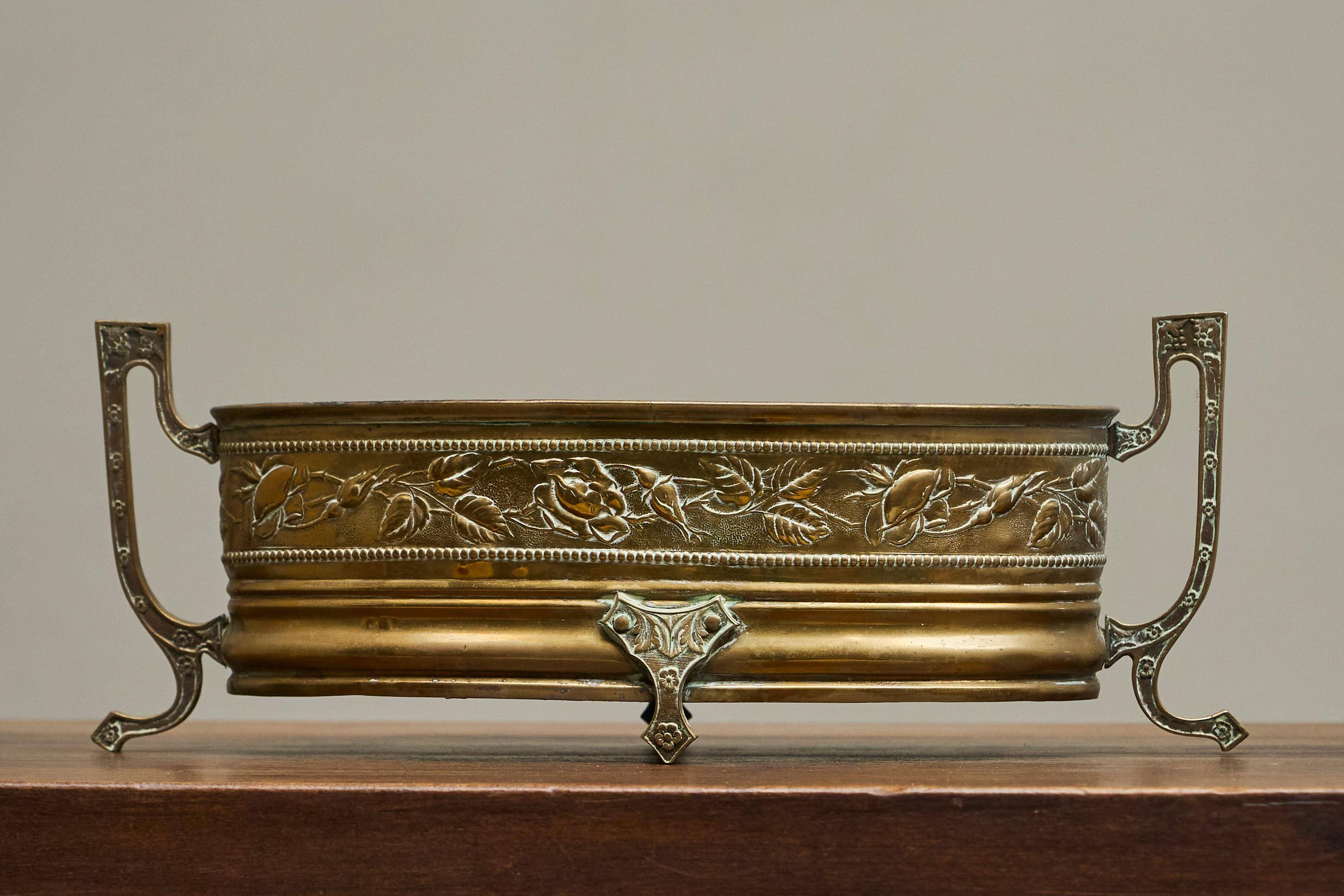 Neoclassical cache-pot in patinated brass, 19th century.